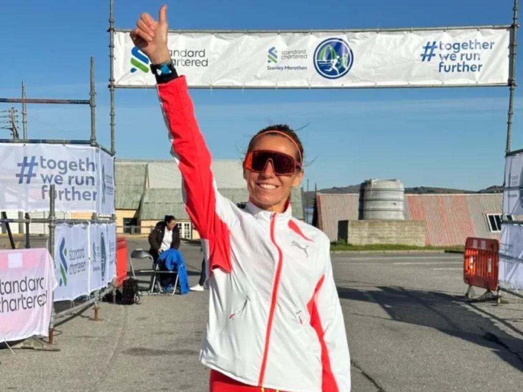 Candela Cerrone, la atleta argentina que ganó la Maratón de Malvinas y homenajeó a los caídos