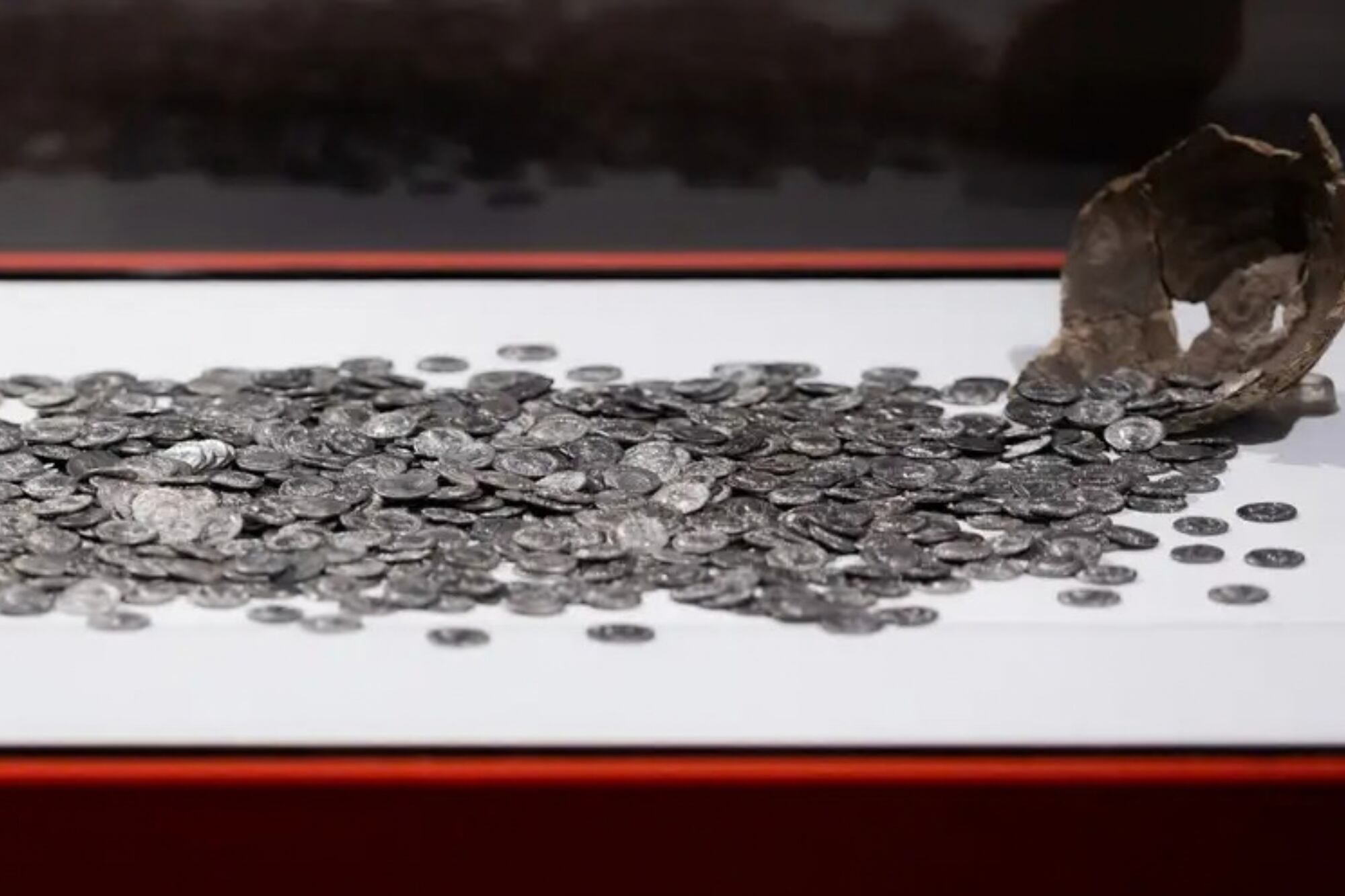Buscaba metales preciosos enterrados y halló un botín romano del siglo II d. C.: “En aquella época no existían los bancos”