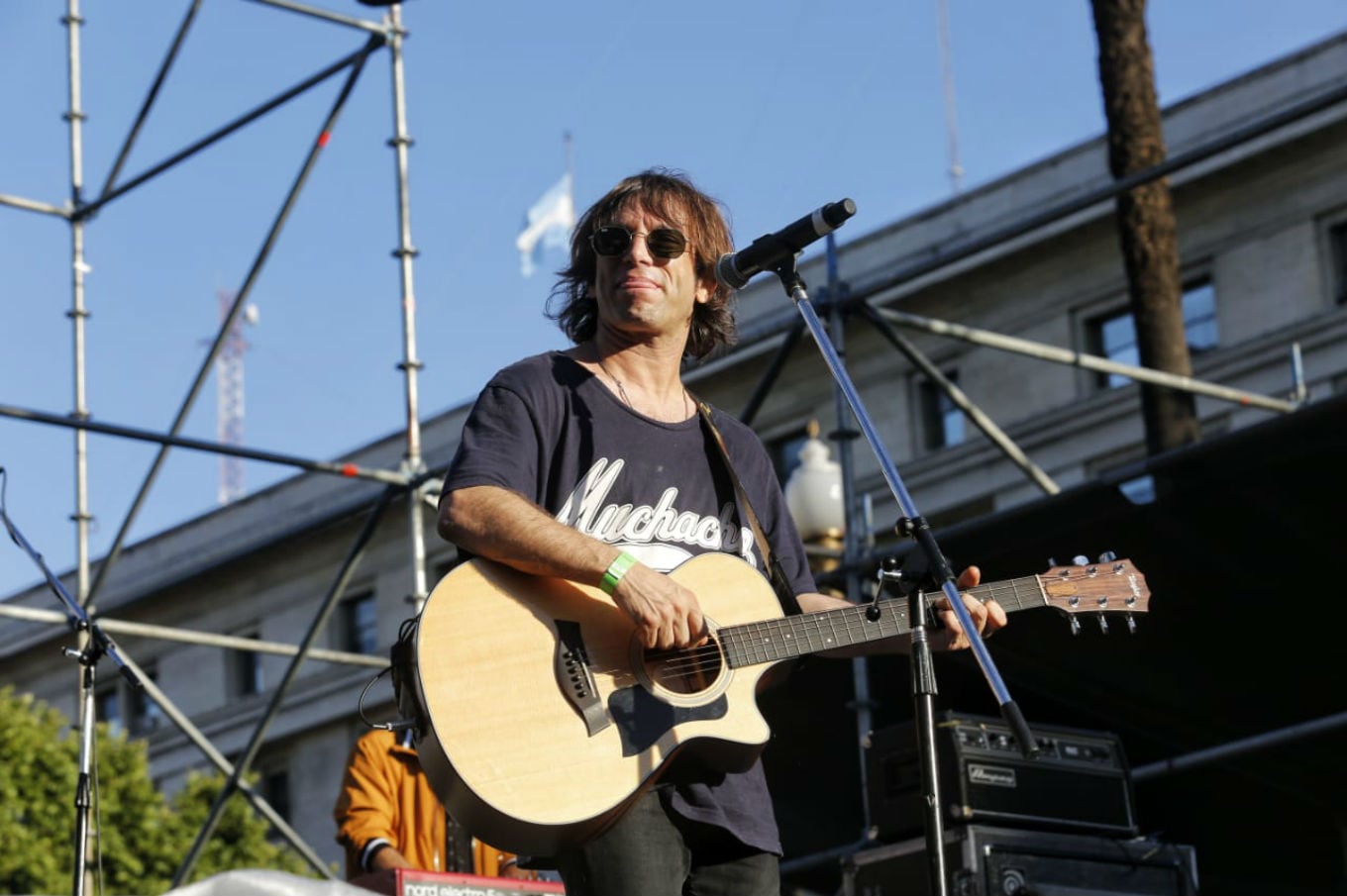 Joaquín Levinton durante una presentación de Turf en la Plaza de Mayo