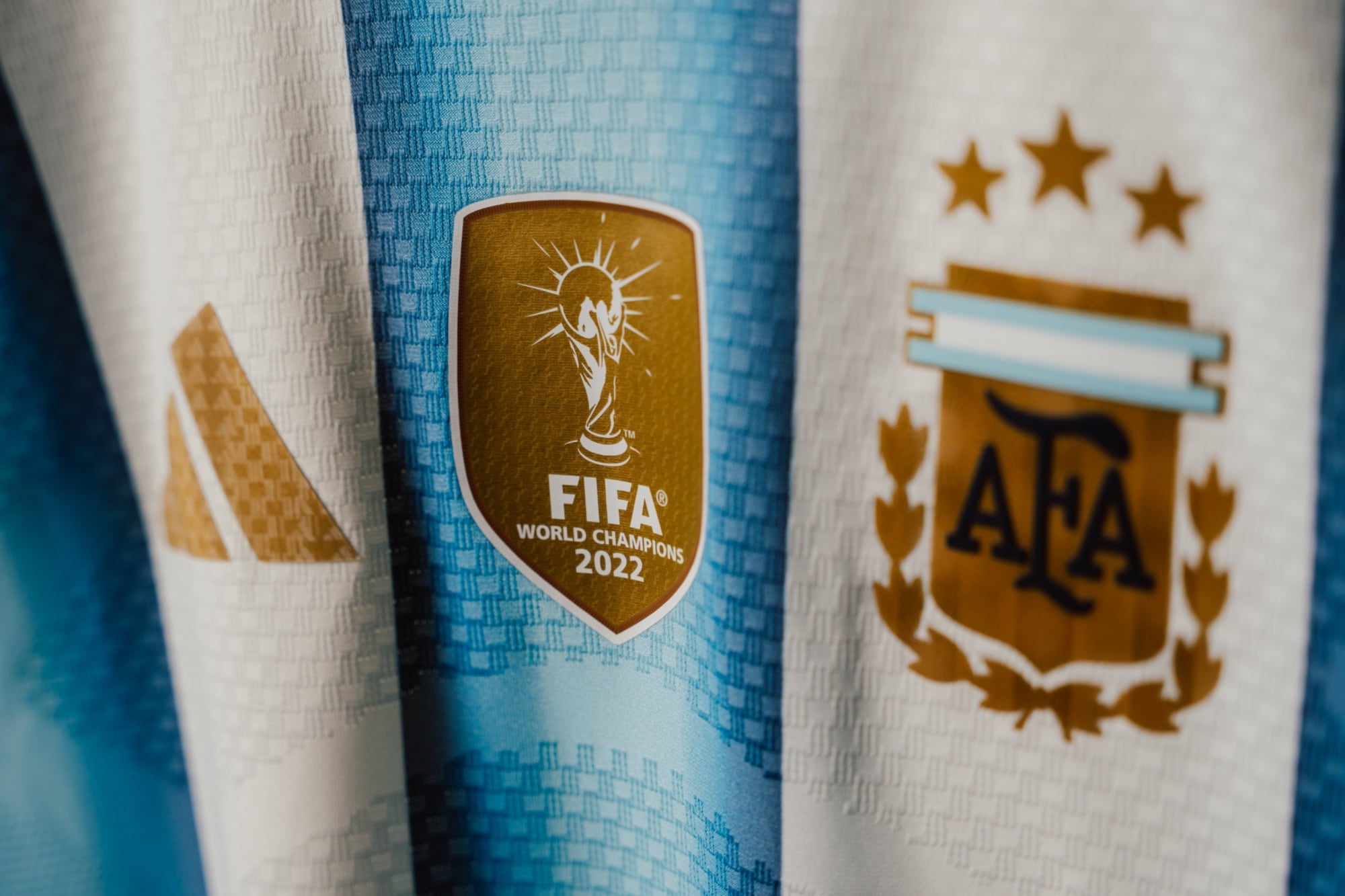 La camiseta argentina tiene numerosos detalles alusivos a loa triunfos de 1978, 1986 y 2022