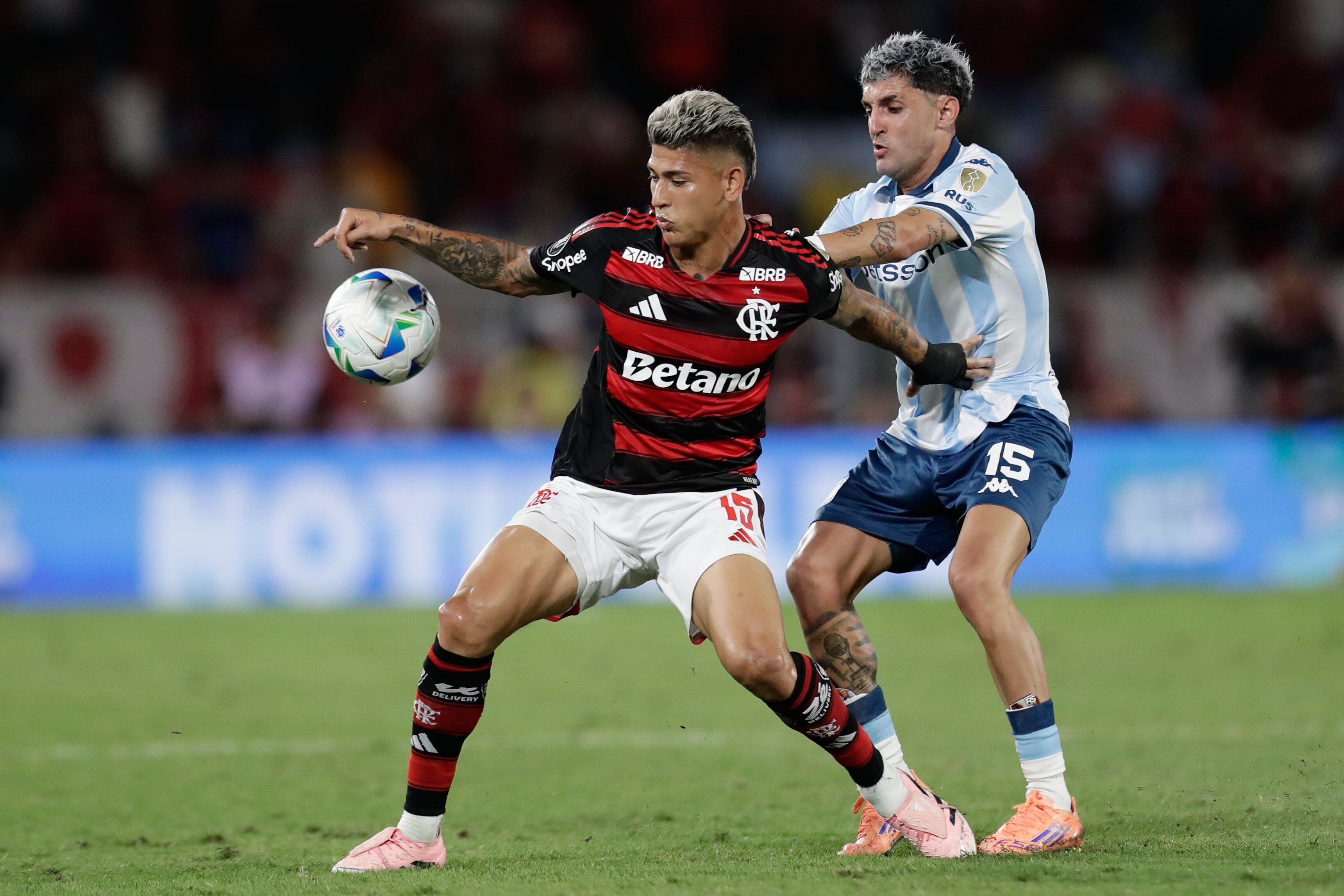 Gastón Martirena, marcando a Jorge Carrascal, de Flamengo, en la semifinal de la Copa Libertadores 2025