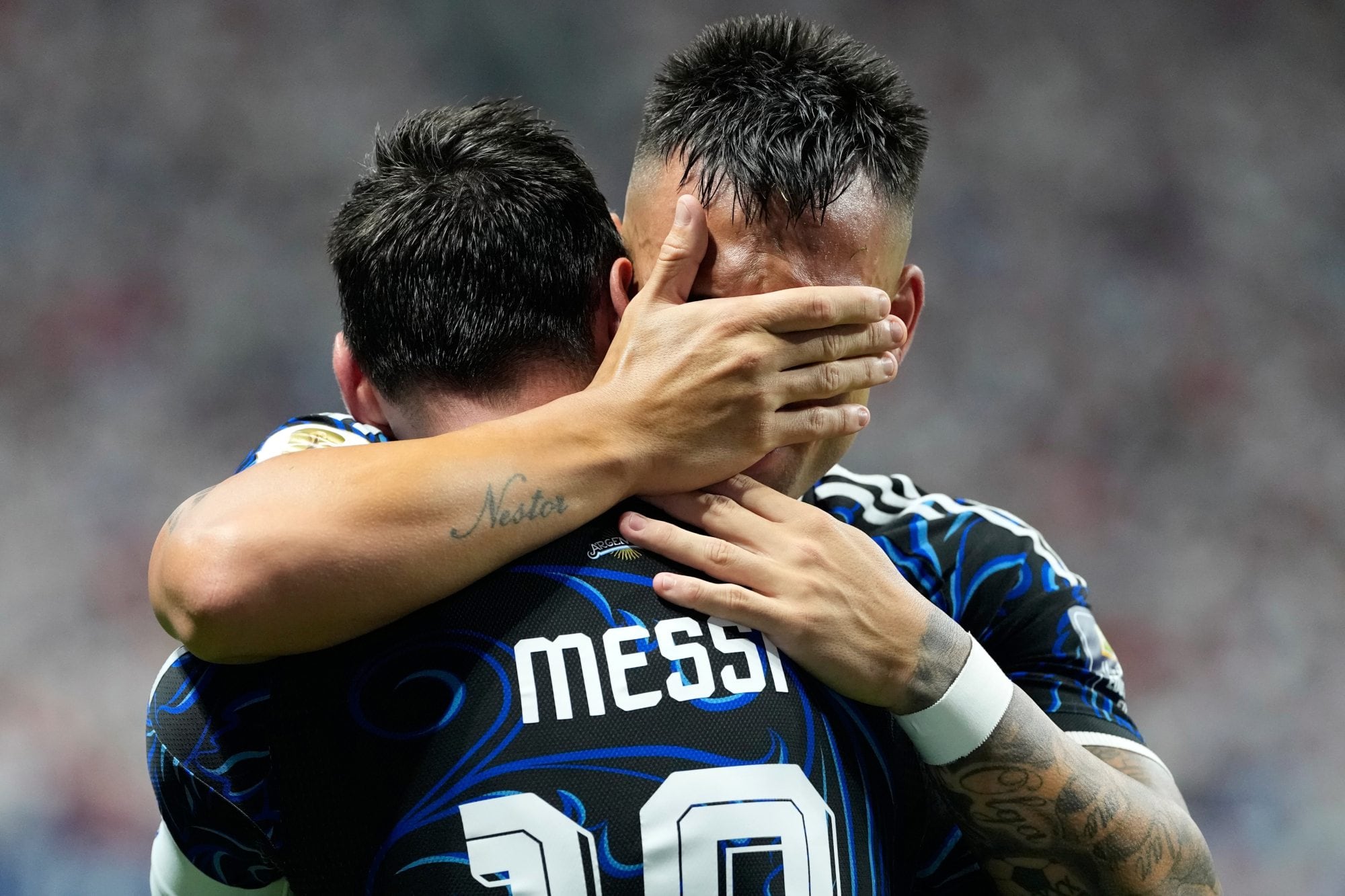 El sentido abrazo entre Messi y Lautaro Martínez tras el agónico triunfo frente a Inglaterra