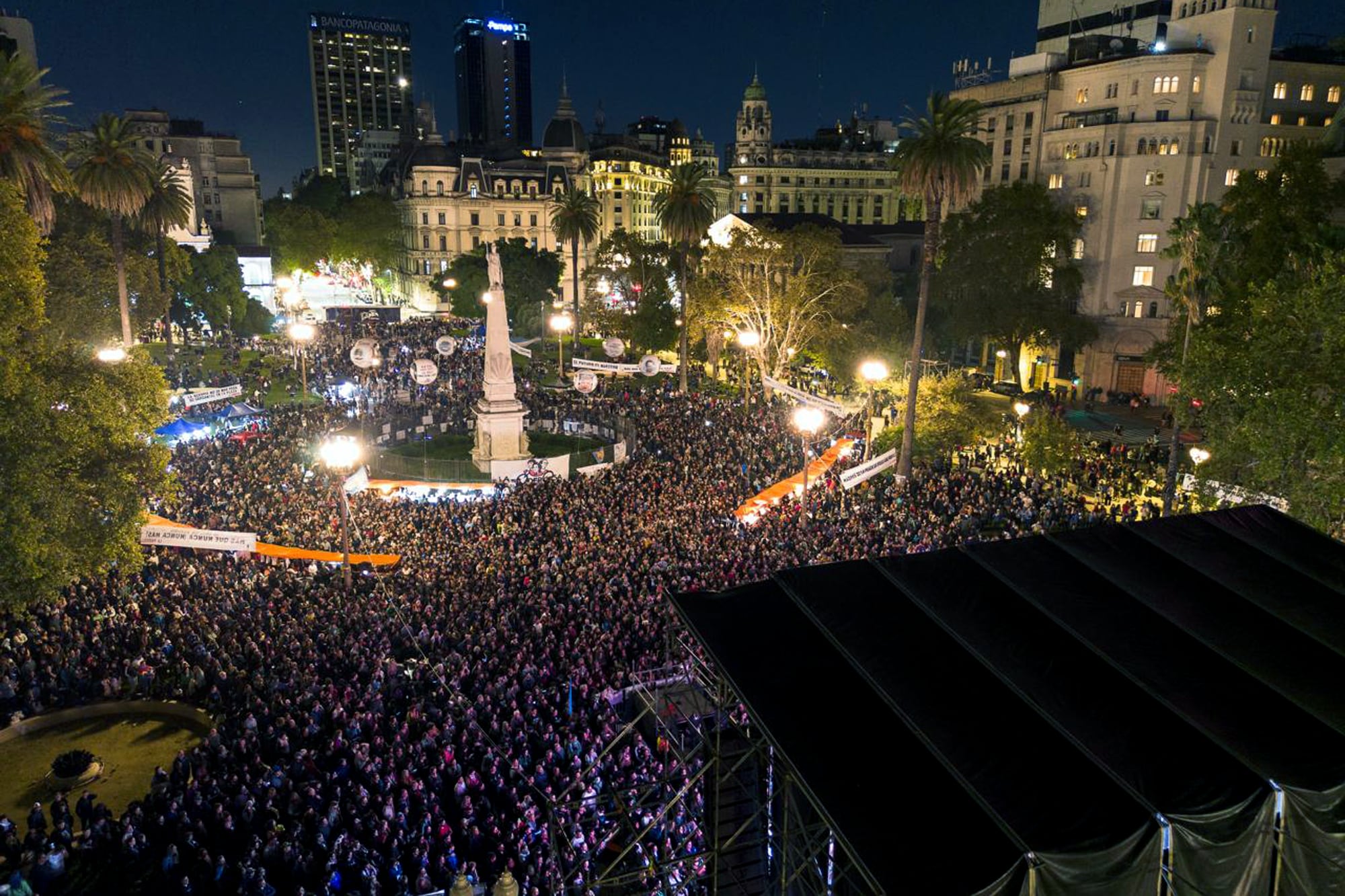 Vigilia por el acto del 24 de marzo en la Plaza de Mayo. El vallado se usa como límite para el escenario que está montado. Vista de drone