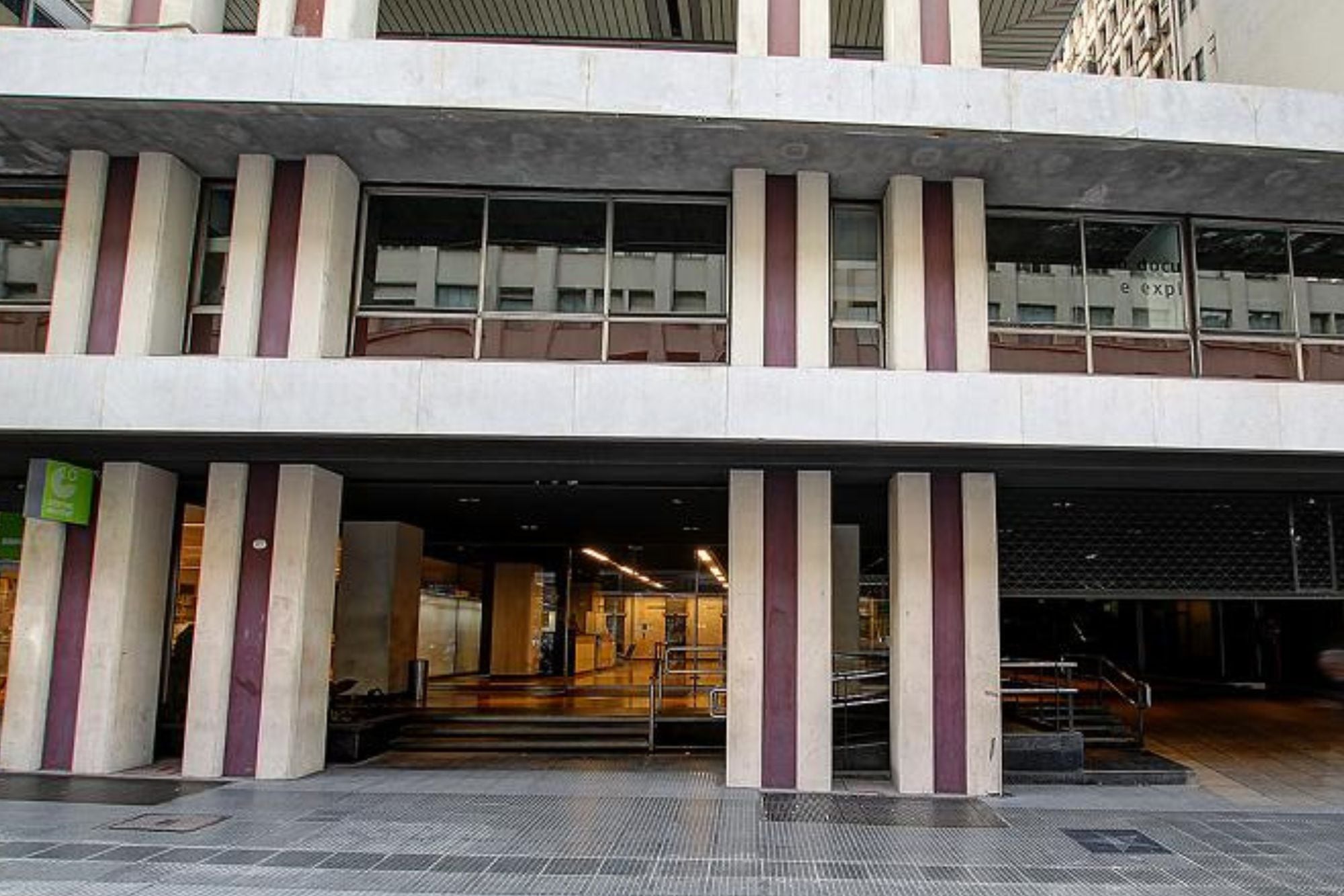 La entrada de la Torre Club Alemán (Av. Corrientes 327), obra del estudio del arquitecto Mario Roberto Álvarez, es de estilo racionalista (asociado al movimiento moderno o estilo internacional); se destaca su diseño sobrio, líneas puras, pórtico despejado y el uso de materiales como el hormigón