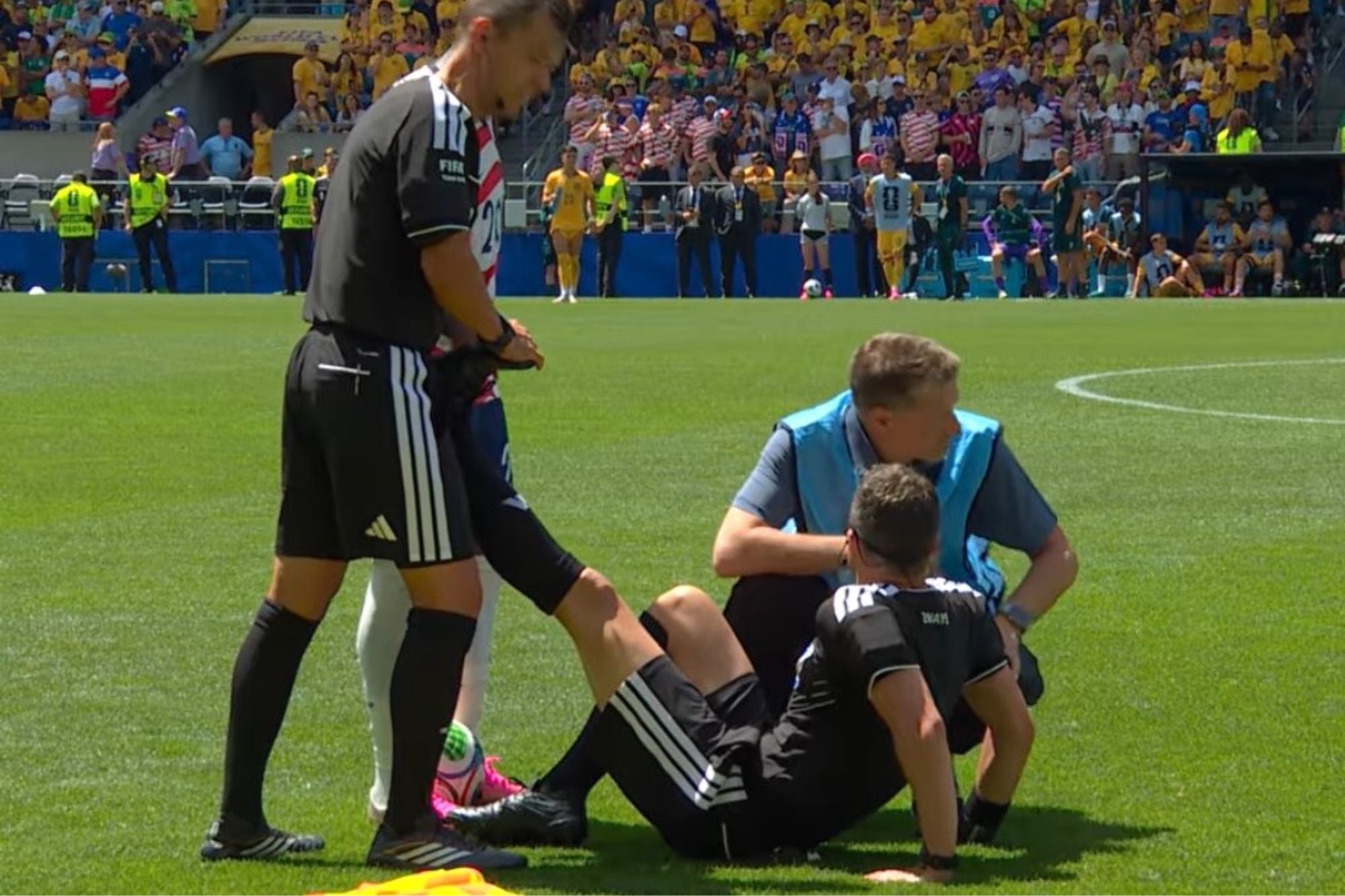 El árbitro de Estados Unidos vs. Australia se acalambró en medio del partido y estallaron los memes