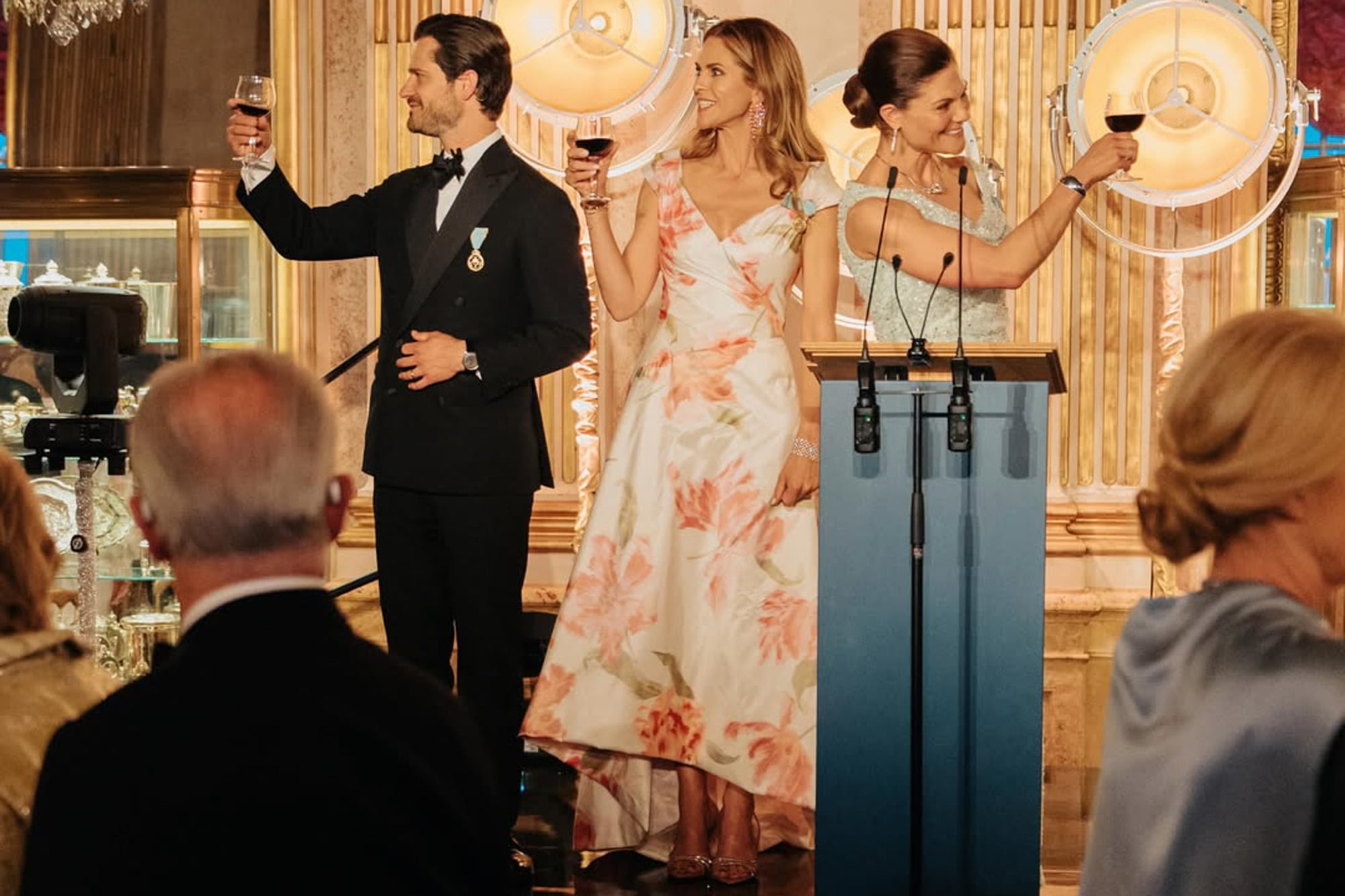 Los hijos de los
homenajeados, Carlos
Felipe, Magdalena y
Victoria, en pleno brindis
en honor a sus padres