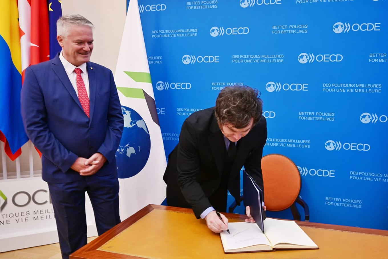 Milei inició el Argentina Week con reuniones con autoridades y empresarios internacionales. El mandatario se reunió con el secretario general de la Organización para la Cooperación y el Desarrollo Económicos (OCDE), Mathias Cormann; el presidente y CEO de LVMH, Bernard Arnault; y el presidente y CEO de TotalEnergies, Patrick Pouyanné.