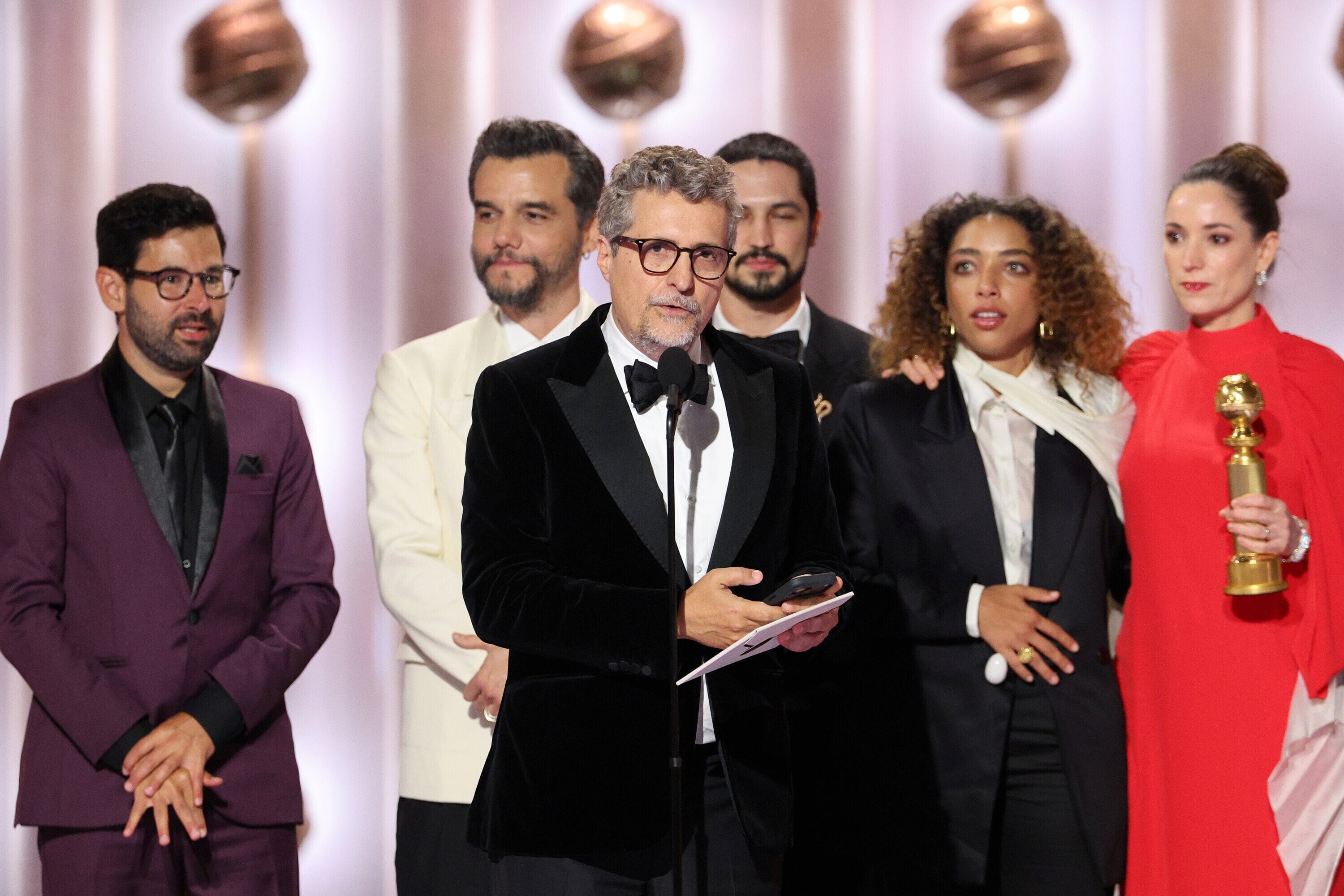 El equipo y elenco del film brasileño El agente secreto agradeciendo el premio a mejor película no hablada en inglés