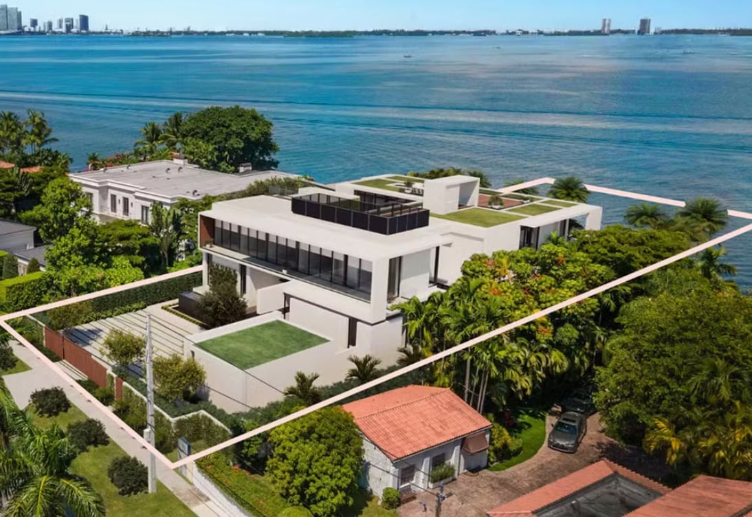 La casa está rodeada de palmeras y con salida al mar