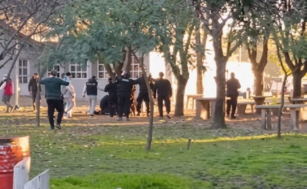 Dos detenidos por la muerte de un policía durante una pelea entre hinchadas en un partido de liga regional de Santa Fe