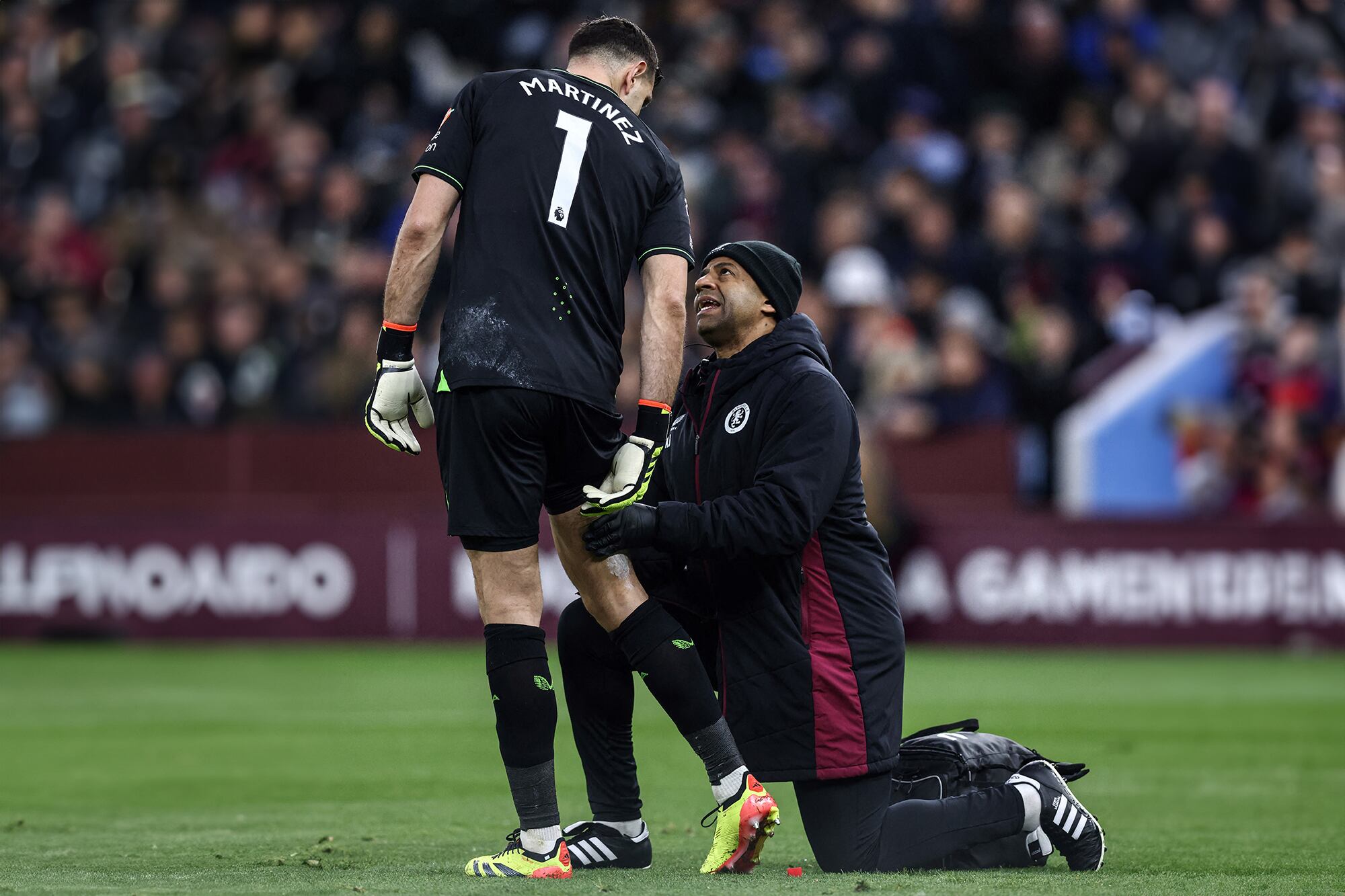 Dibu Martínez sintió dolor en el muslo derecho y salió en el entretiempo, en el empate de Aston Villa ante Chelsea