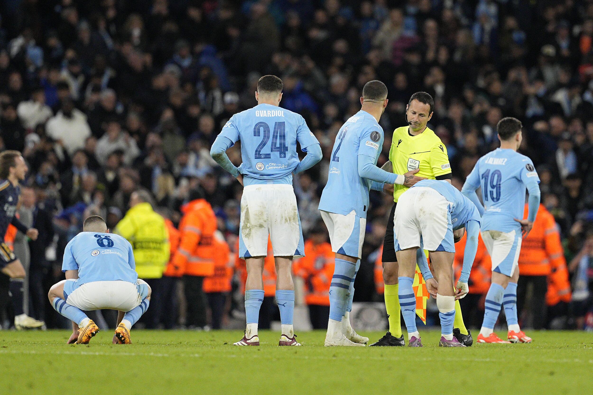 La decepción de Manchester City, con Julián Álvarez a la derecha de la imagen
