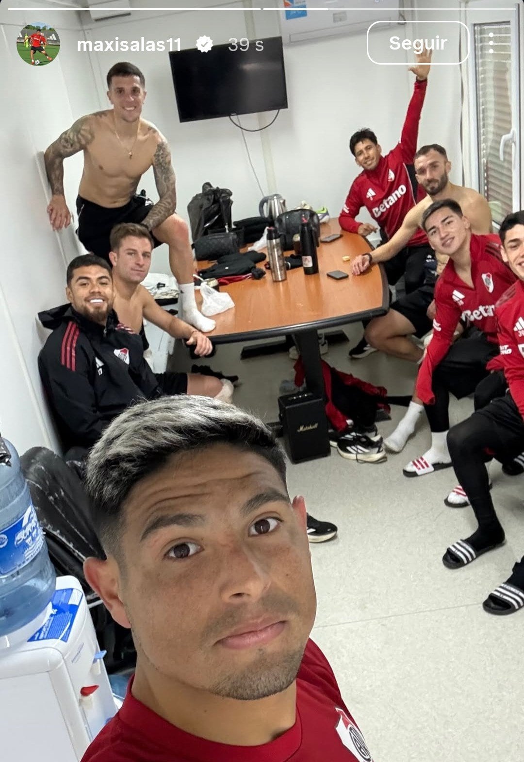 Otra de las publicaciones de Maxi Salas con el grupo de futbolistas que se entrena con la ropa de River pero que tendrá el futuro lejos de Núñez
