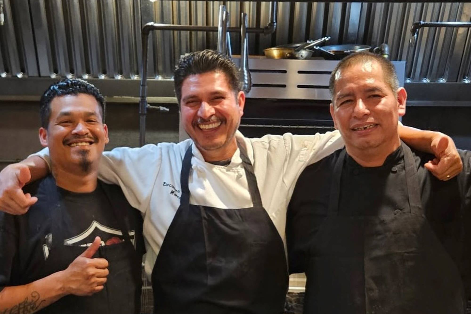 Marcos Murillo (centro) con dos de sus empleados en el restaurante de California
