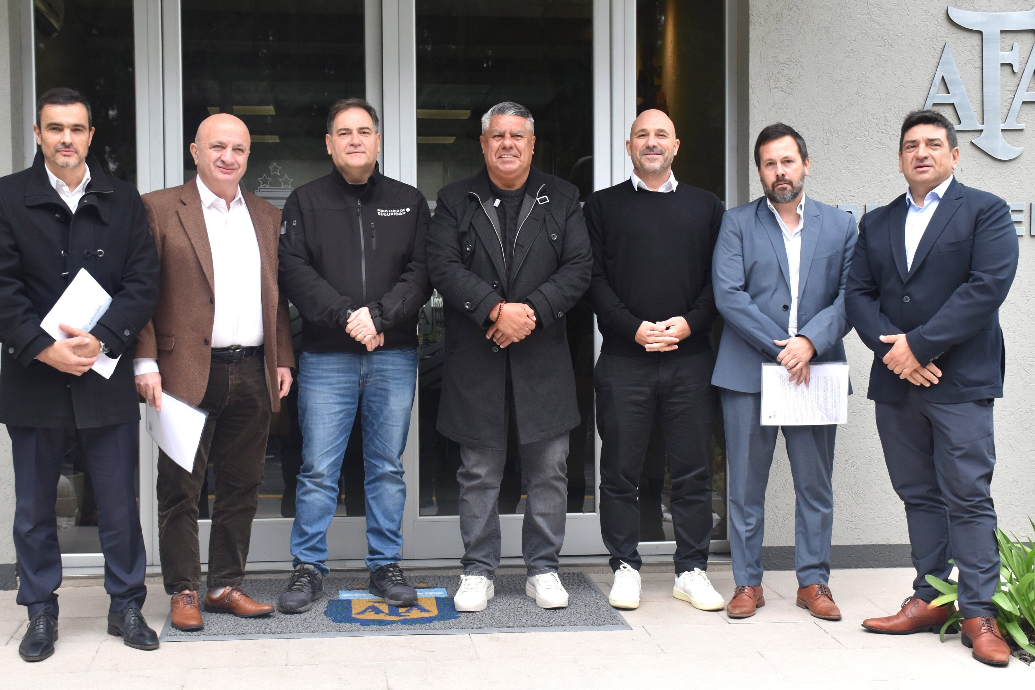 Claudio Tapia, en el centro, con dirigentes de Lanús, Rosario Central y organismos de seguridad, después del anuncio del jueves