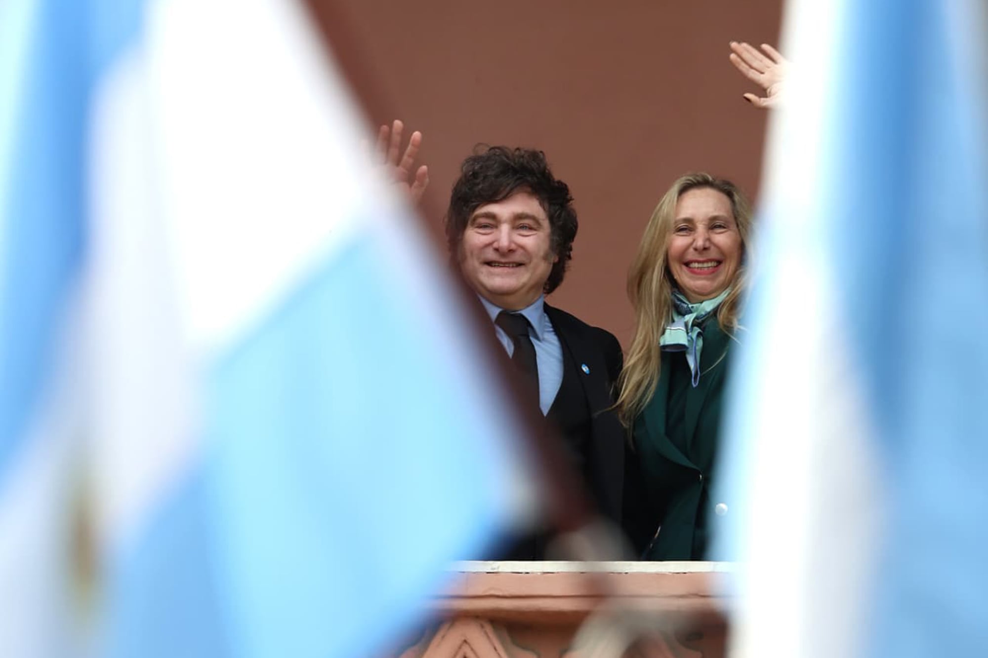 Los hermanos Milei salieron al balcón de la Casa Rosada para saludar a sus militantes
