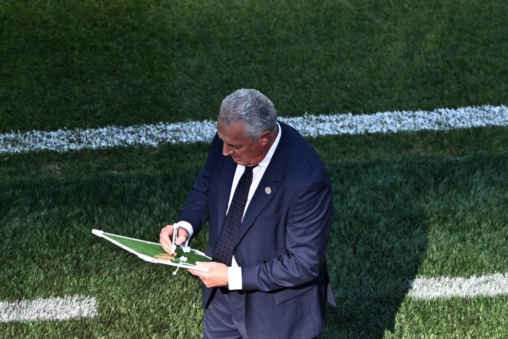 Pizarra en mano, Alfaro escribe una página inolvidable en el Mundial (Photo by Jewel SAMAD / AFP)