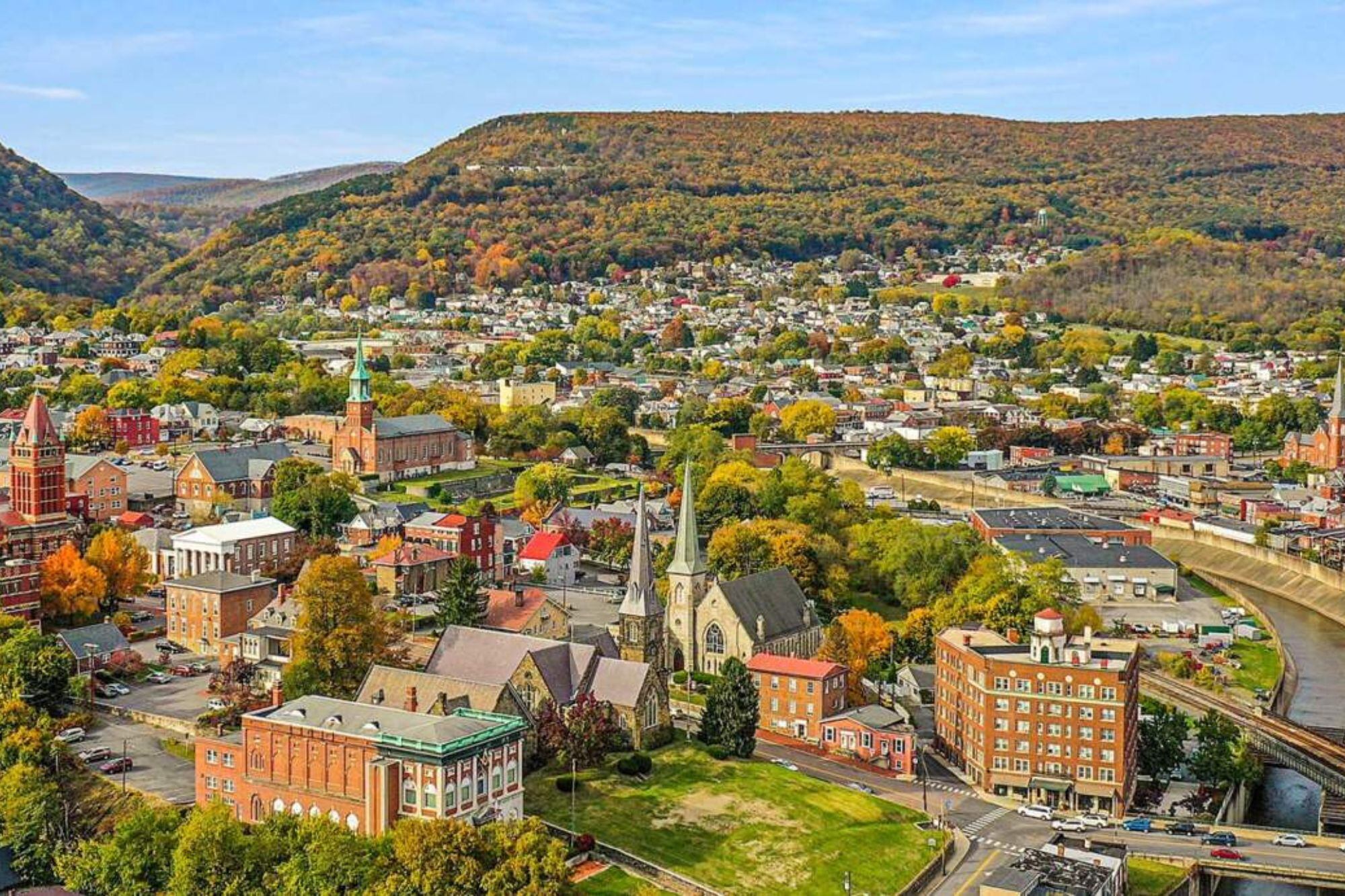 Una vista de los paisajes montañosos que rodean los pueblos que participan del programa Ascend West Virginia