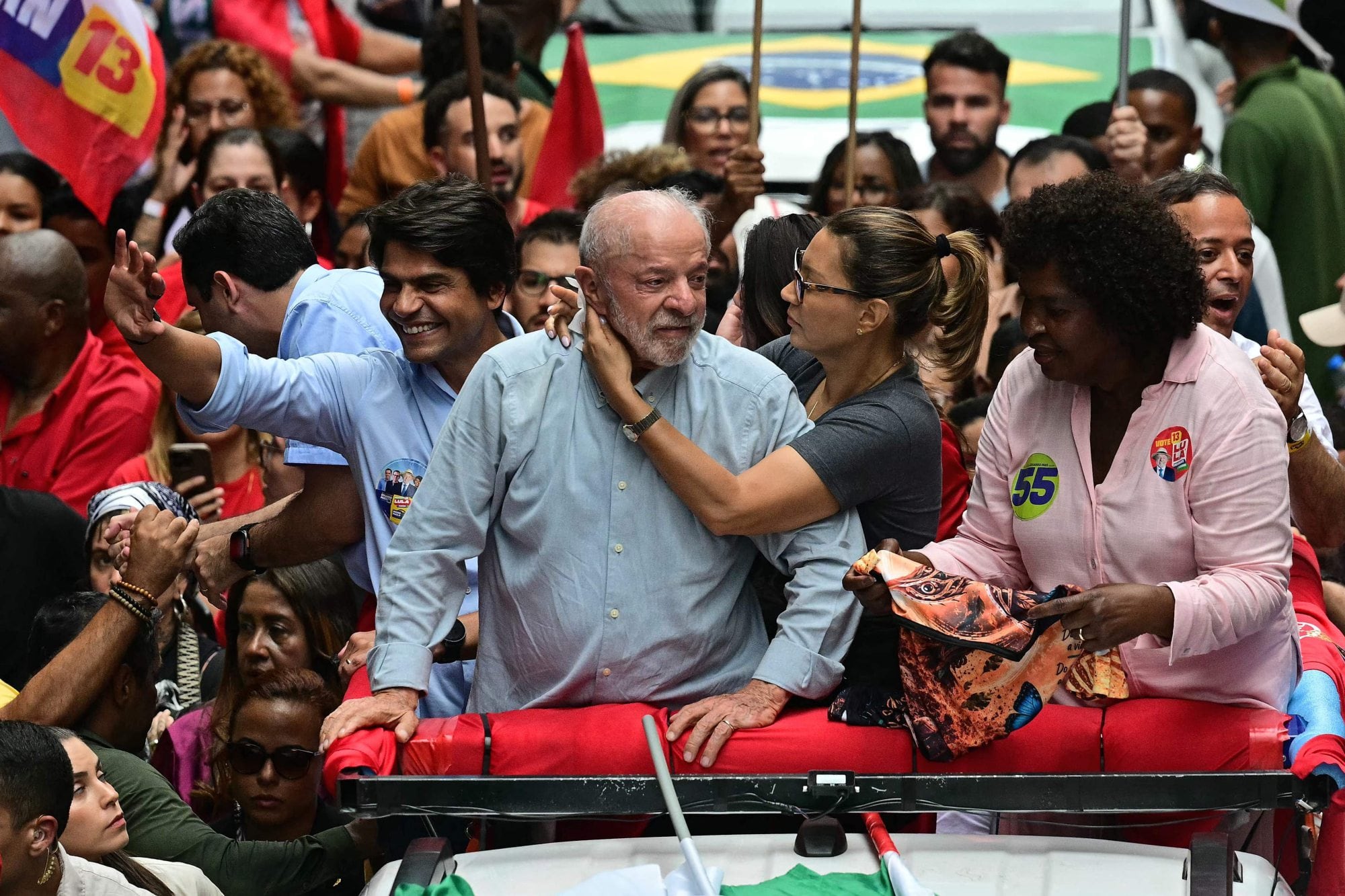Brazil's First Lady Rosangela Janja da Silva (2nd R) La primera dama de Brasil, Rosangela Janja da Silva (segunda por la derecha), seca la cabeza del presidente y candidato presidencial de Brasil, Luiz Inácio Lula da Silva