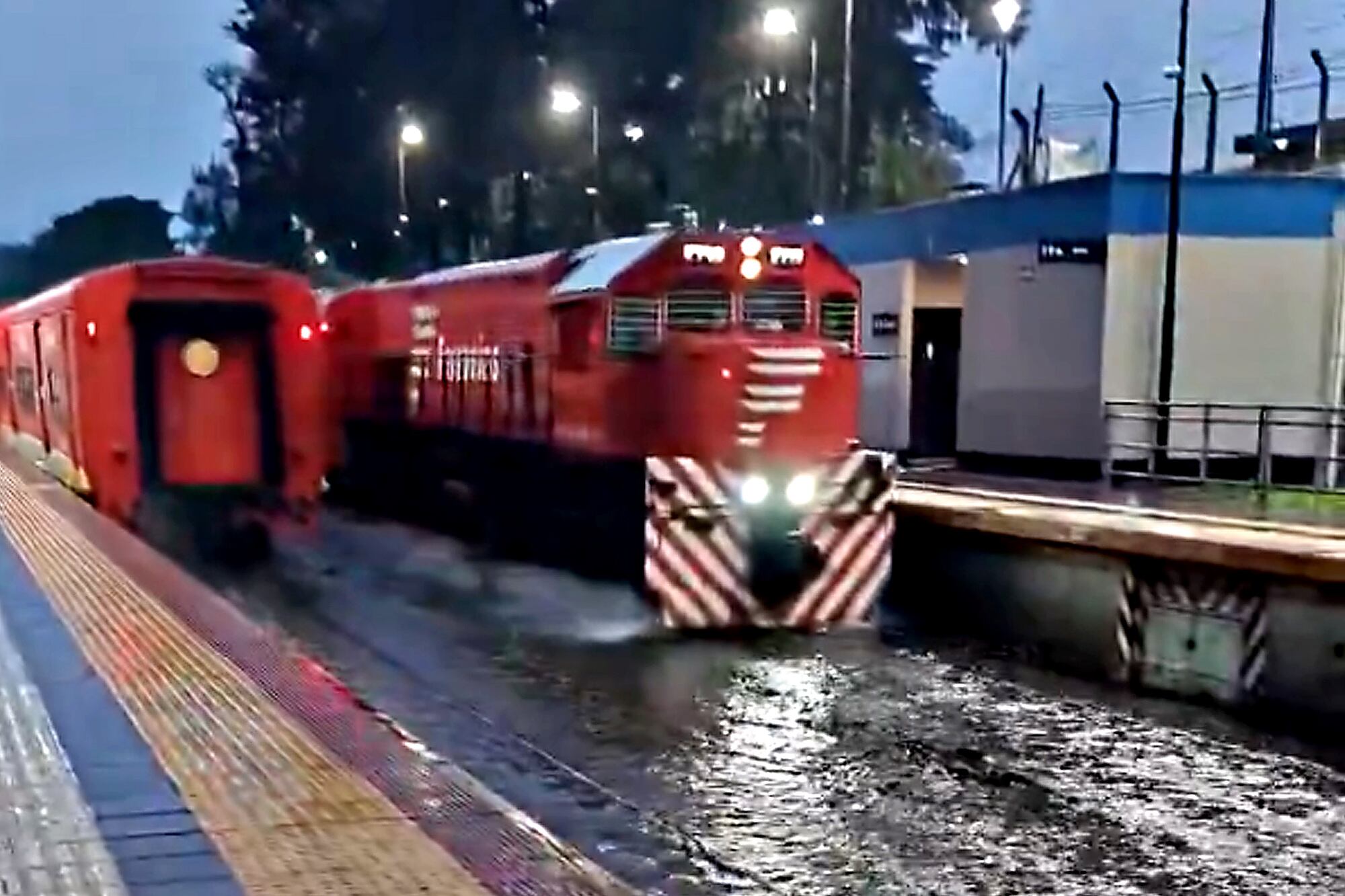 La lluvia se coló hasta en las vías del Ferrocarril Belgrano Norte