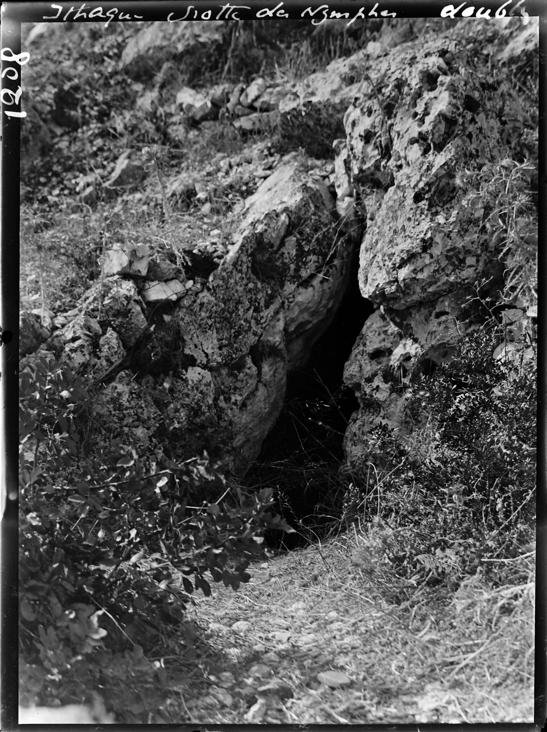 Antigua imagen de la Cueva de las Ninfas en la bahía de Doxa, donde Ulises escondió regalos