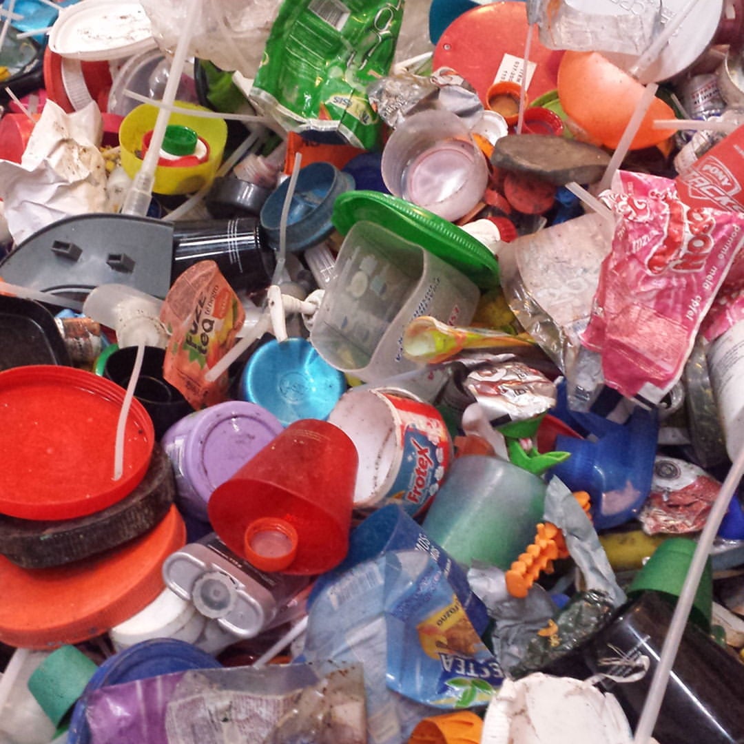 La empresa convierte plástico reciclado en ladrillos