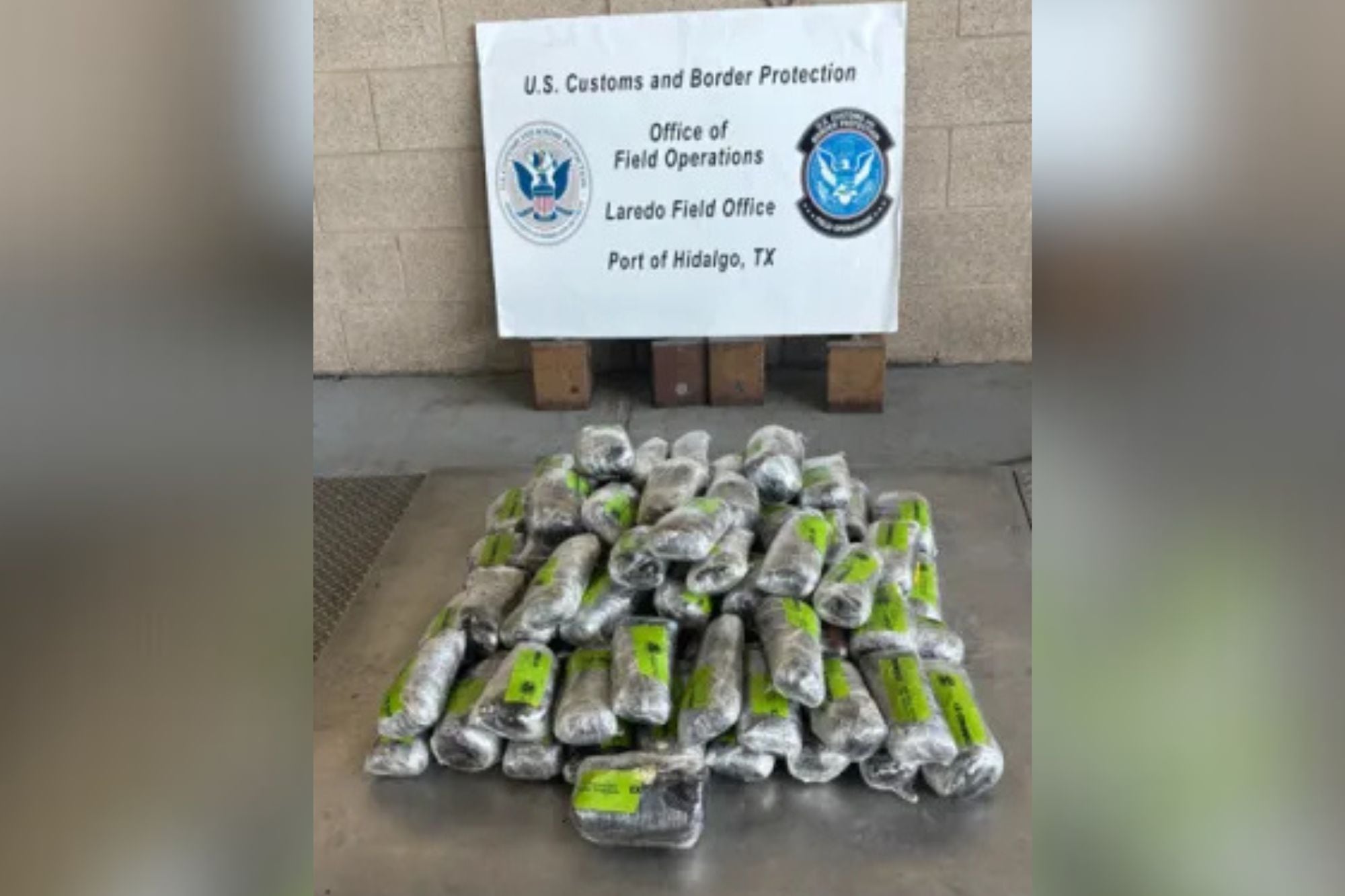 La CBP halló paquetes de metanfetamina ocultos en el vehículo valuados en más de un millón de dólares