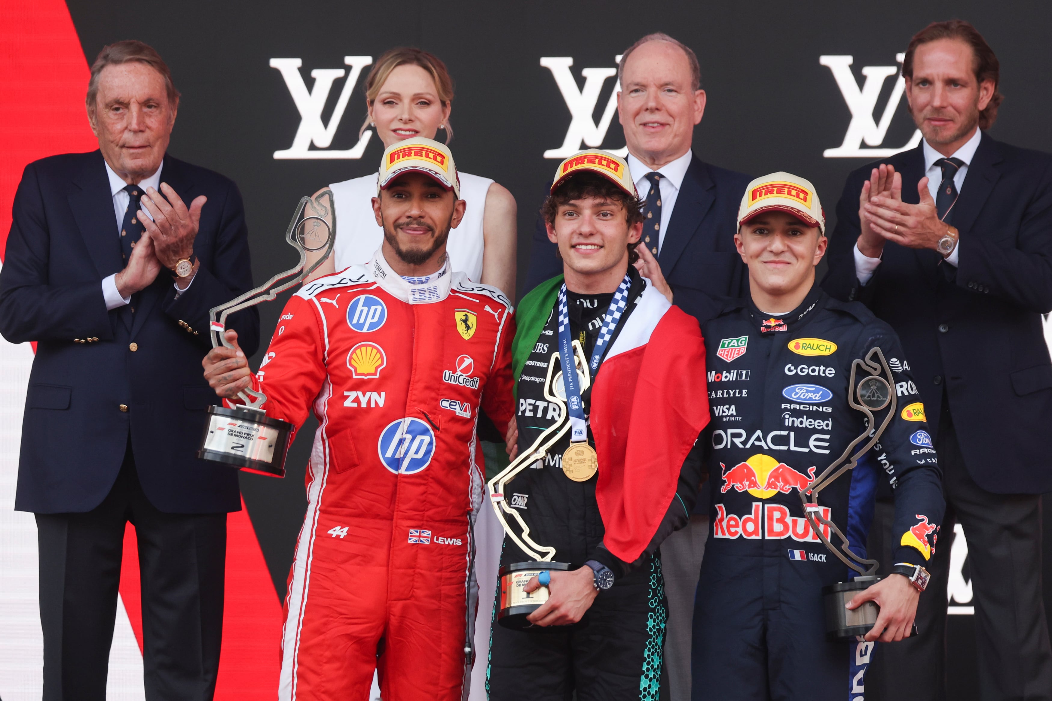 El italiano Andrea Kimi Antonelli, de sólo 19 años, logró una
victoria histórica y se convirtió en el piloto más joven en ganar el Gran
Premio de Mónaco. Le siguieron Lewis Hamilton y el francés Isack Hadjar.
Detrás de ellos, los príncipes Alberto II y Charlene