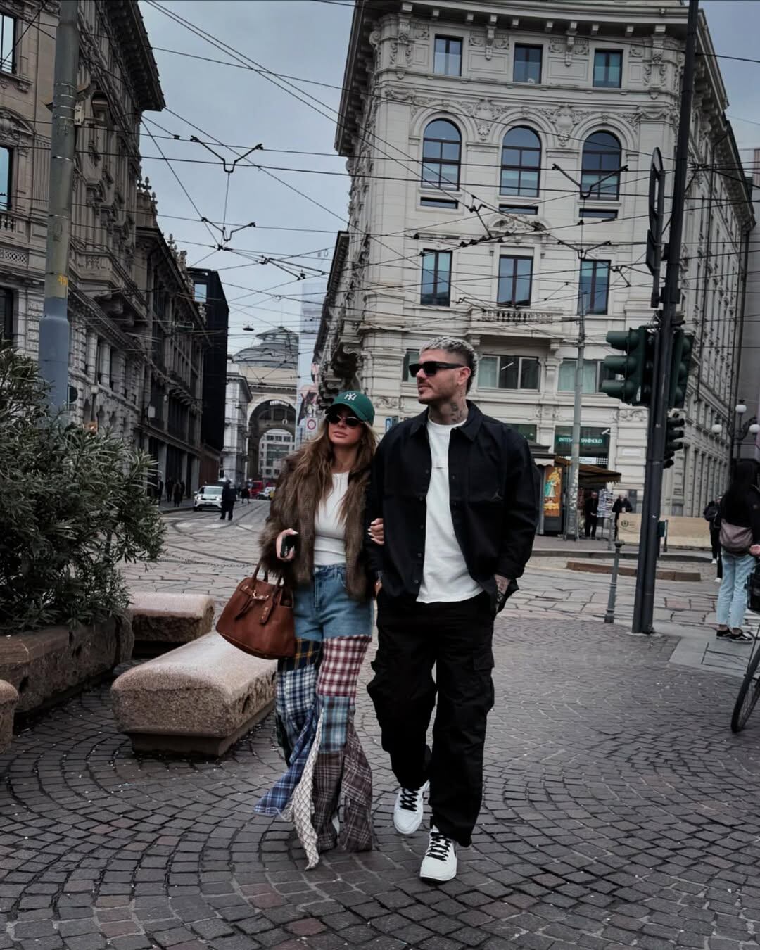 La China Suárez y Mauro Icardi caminando por las calles de Milán