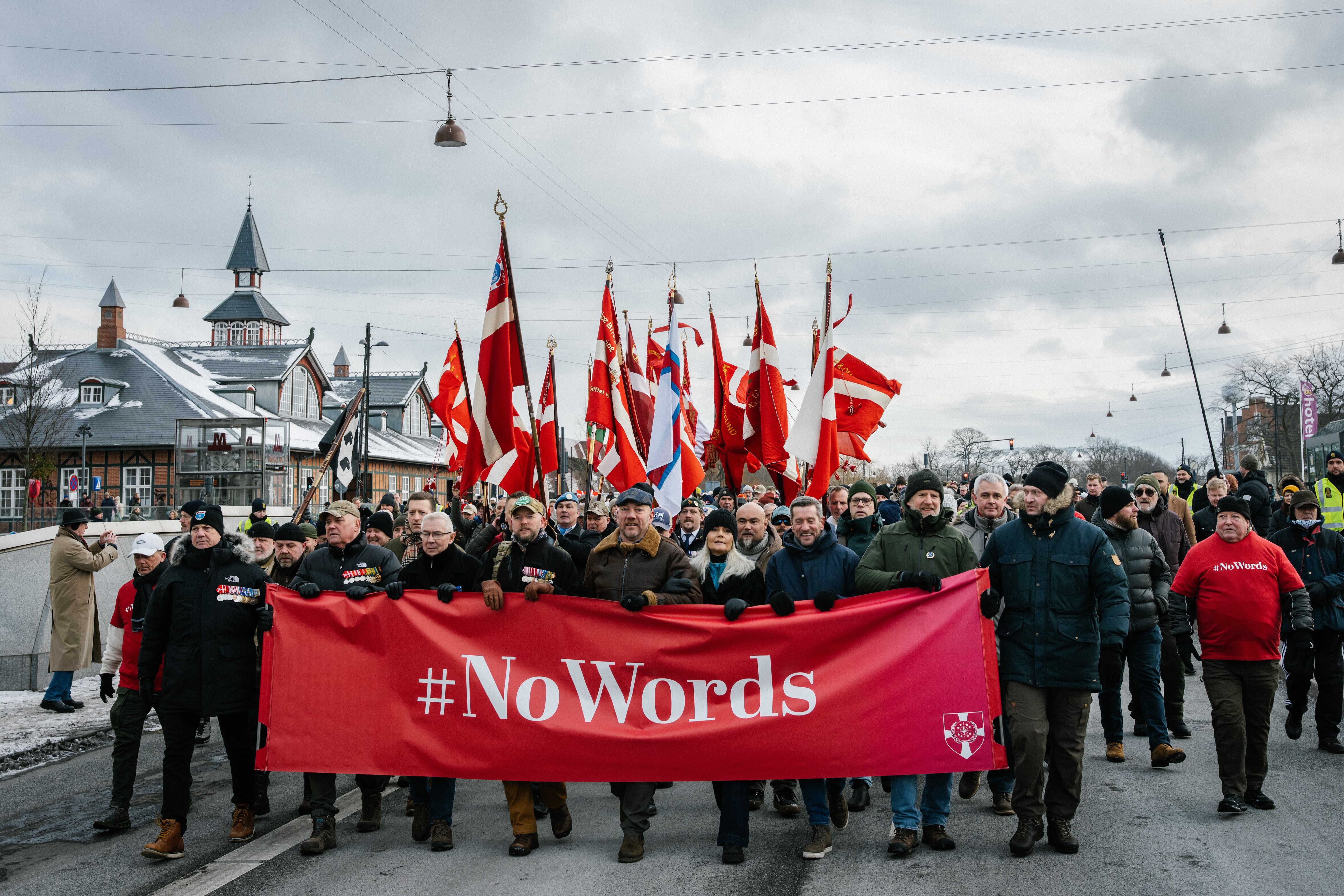 Cientos de veteranos de guerra daneses, muchos de los cuales lucharon junto a tropas estadounidenses, marchan hacia la embajada de EE.UU. en Copenhague en protesta por la política de Donald Trump hacia Groenlandia.