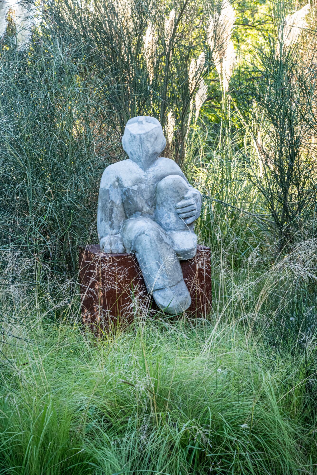 Escultura integrada con la soltura del jardín