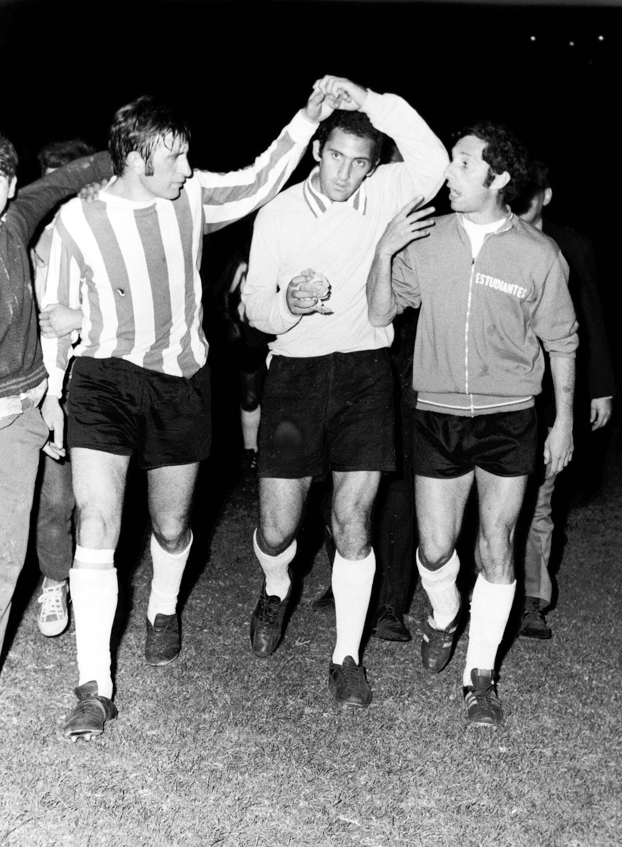 Nestor Togneri y Alberto Poletti escuchan a Carlos Bilardo en la final del partido por la Copa Intercontinental que se disputó contra Milan en la Bombonera
