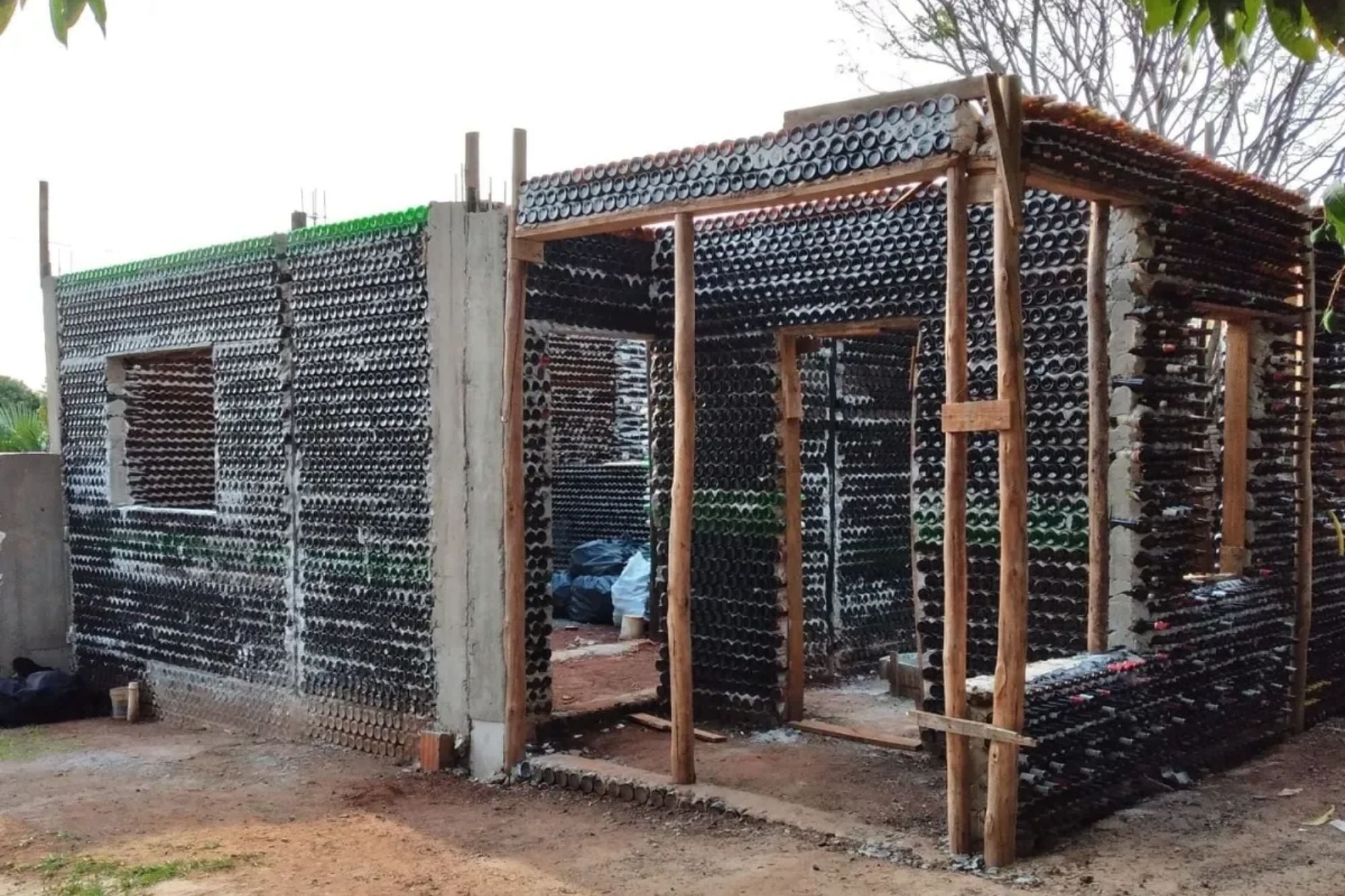 Se quedaron sin trabajo y construyeron una casa de 70 m² con más de 10.000 botellas de vidrio recicladas 7 La pareja utilizó más de 10.000 botellas de vidrio recicladas para levantar las paredes de su vivienda