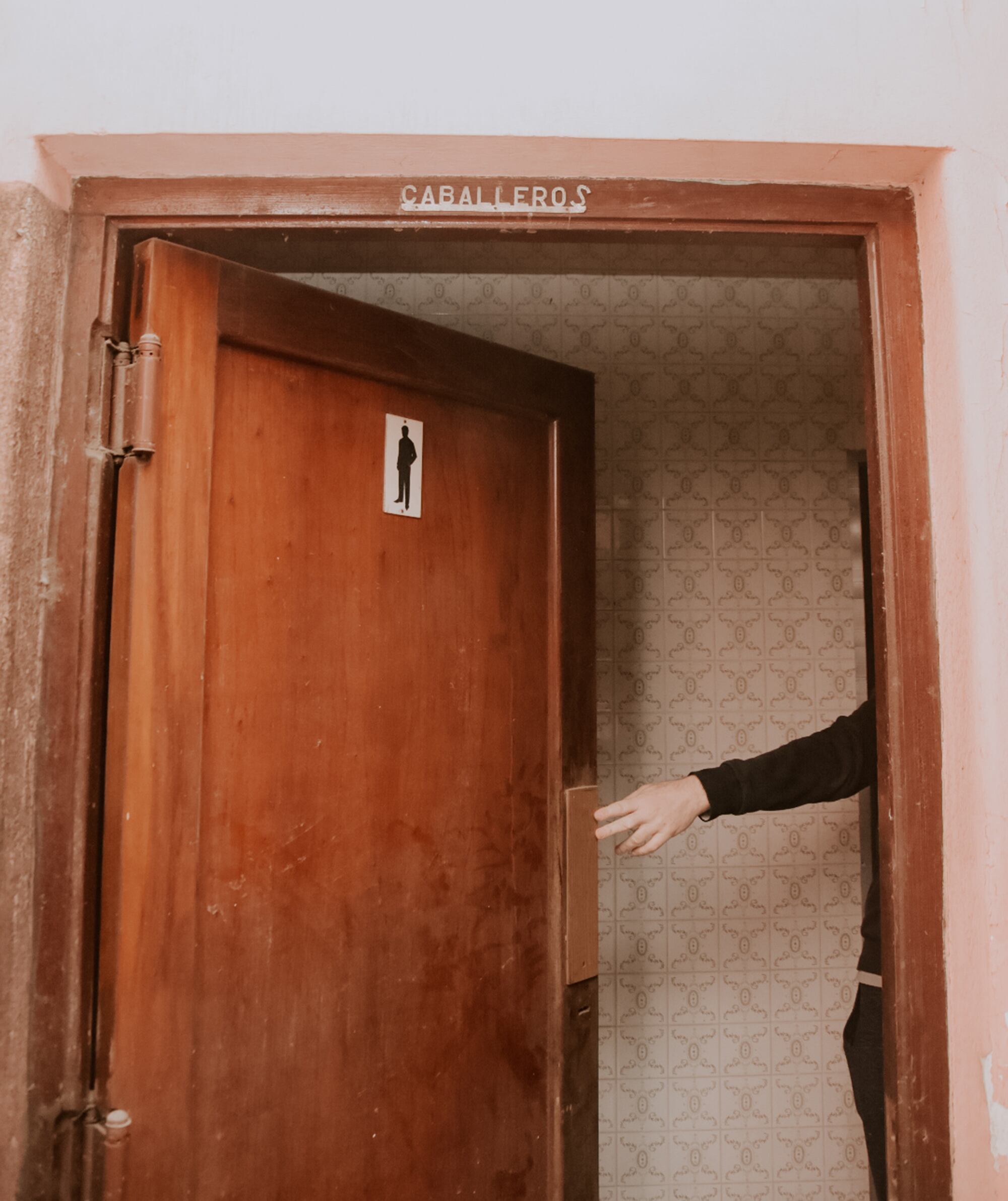 Las puertas de los baños y los azulejos son algunos de los objetos que seguirán presente formando parte de la historia del Teatro San Carlos