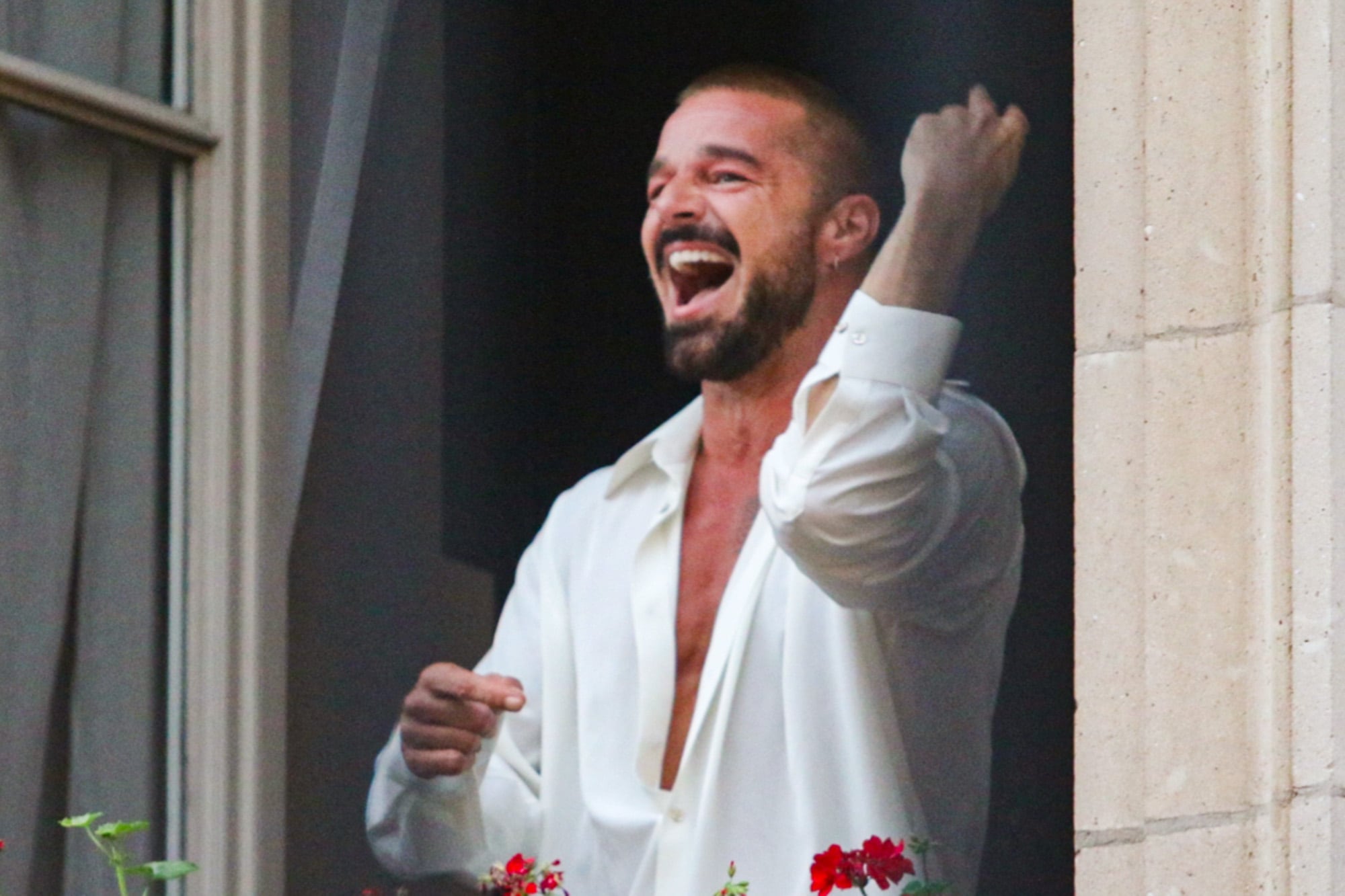 El cantante se asomó por la ventana del Palacio Duhau para saludar a sus fans