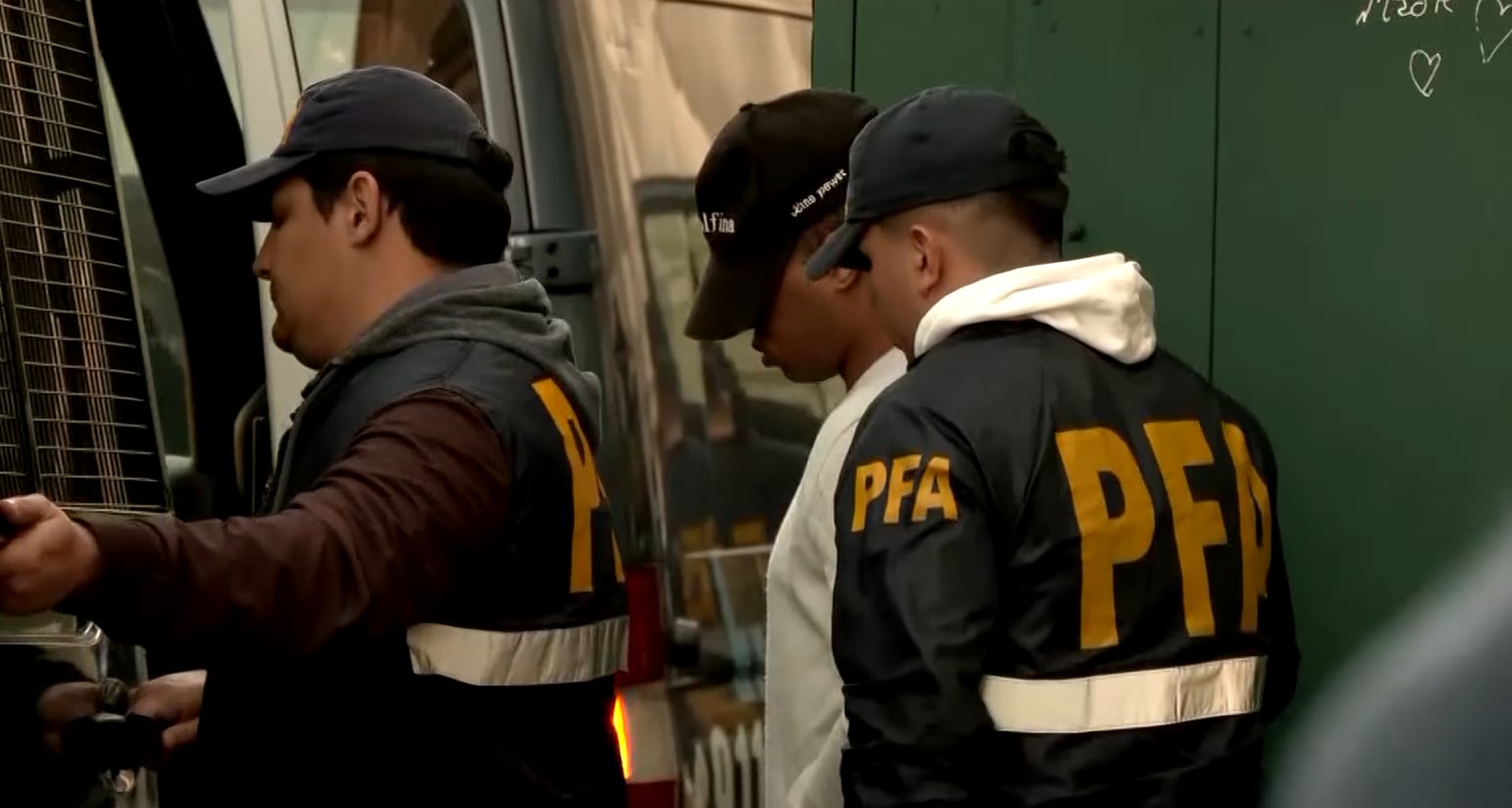 Uno de los detenidos, por subir a un vehículo de la PFA para ser trasladado