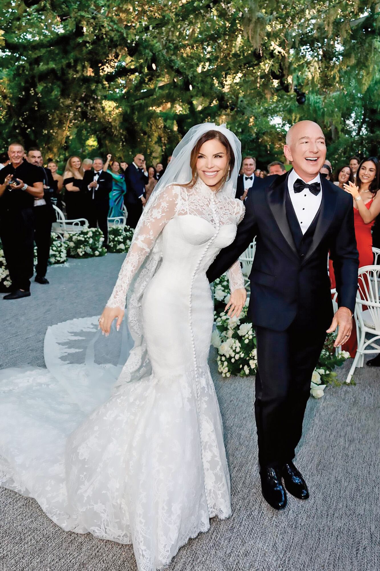 Lauren caminó hacia el altar vestida con
una fabulosa pieza de Dolce & Gabbana.
Completó su look con unos pendientes
que le prestó esa misma marca, con
cuatro diamantes tallados en una sola
piedra e incrustaciones de oro blanco.