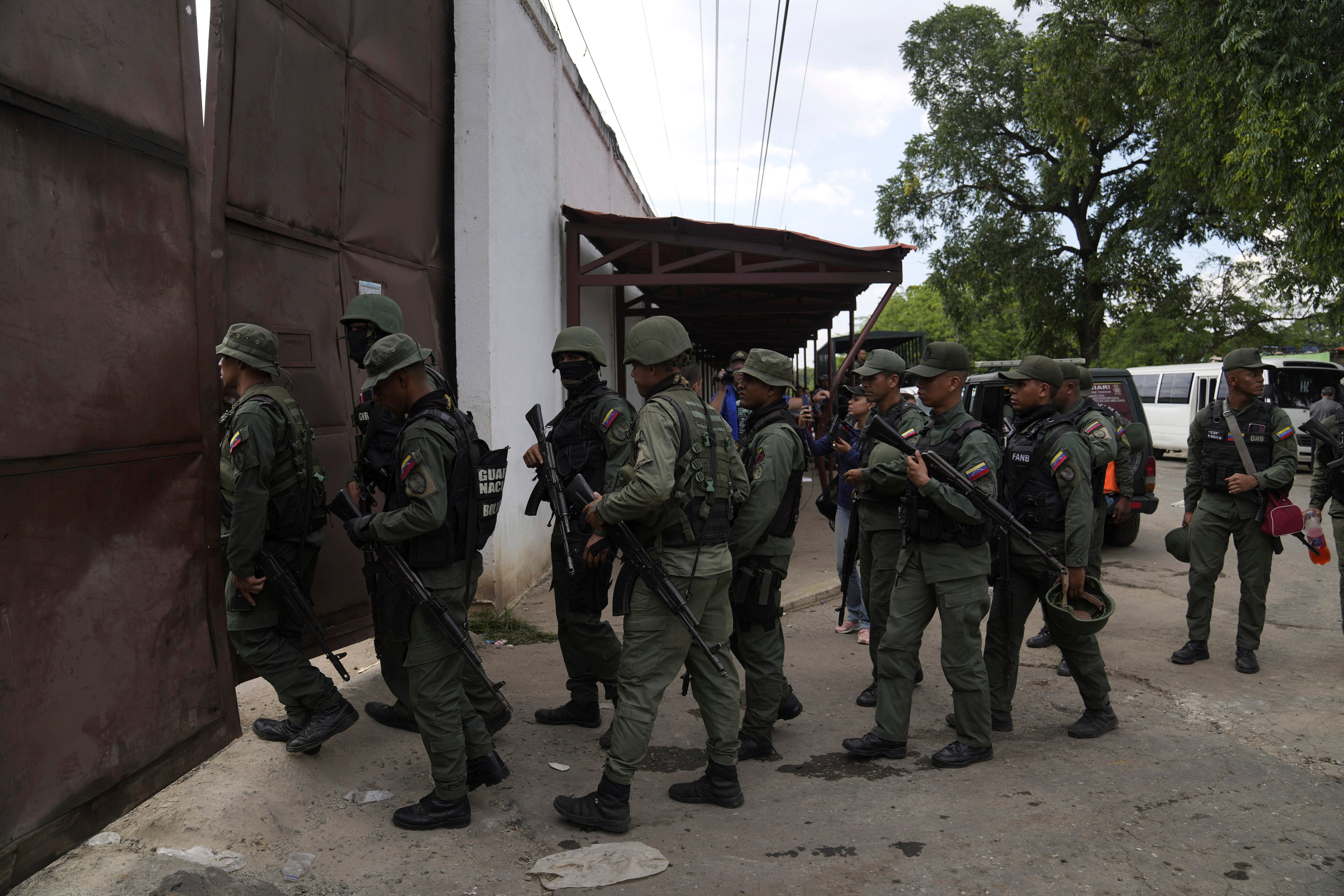 ARCHIVO - Soldados irrumpen en la prisión de Tocorón, Venezuela, el 20 de septiembre de 2023. (AP Foto/Ariana Cubillos, archivo)
