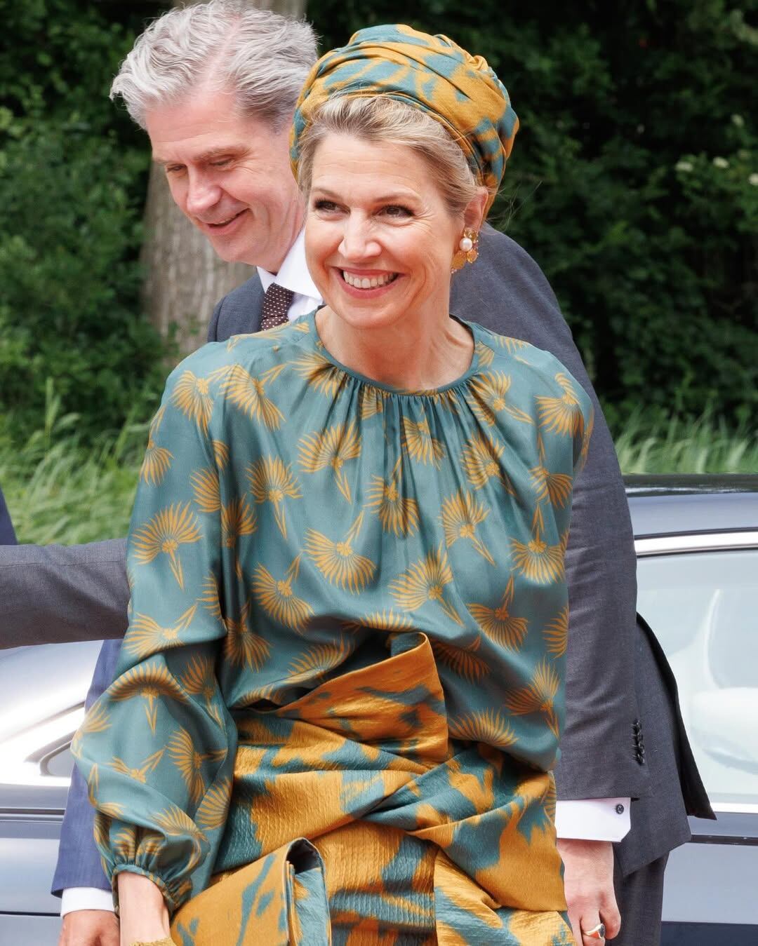 Máxima Zorreguieta se lució con un set estampado en azul verdoso y naranja (Foto: Instagram @vorsten_nl)