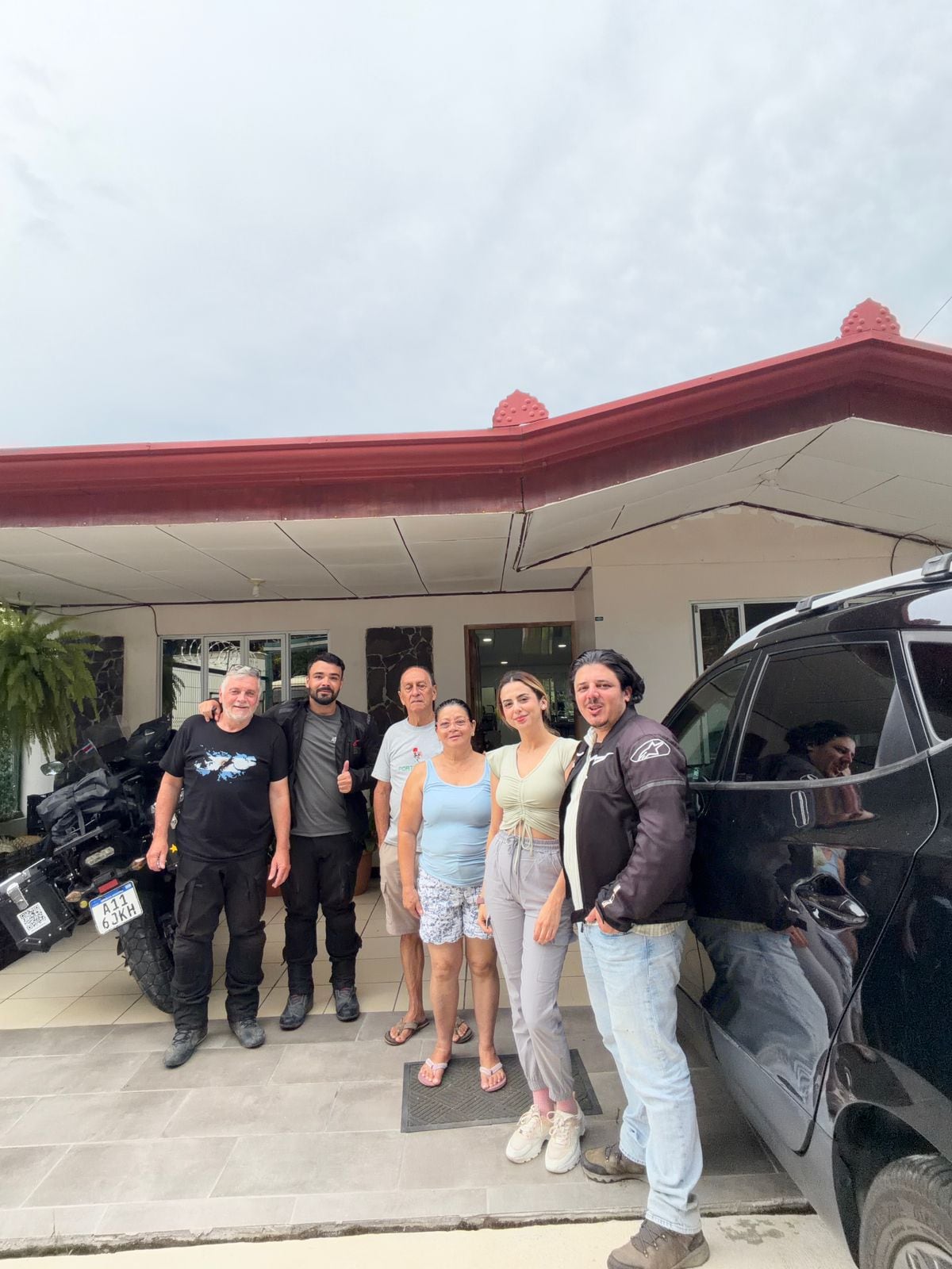 Con una familia que los recibió en Costa Rica