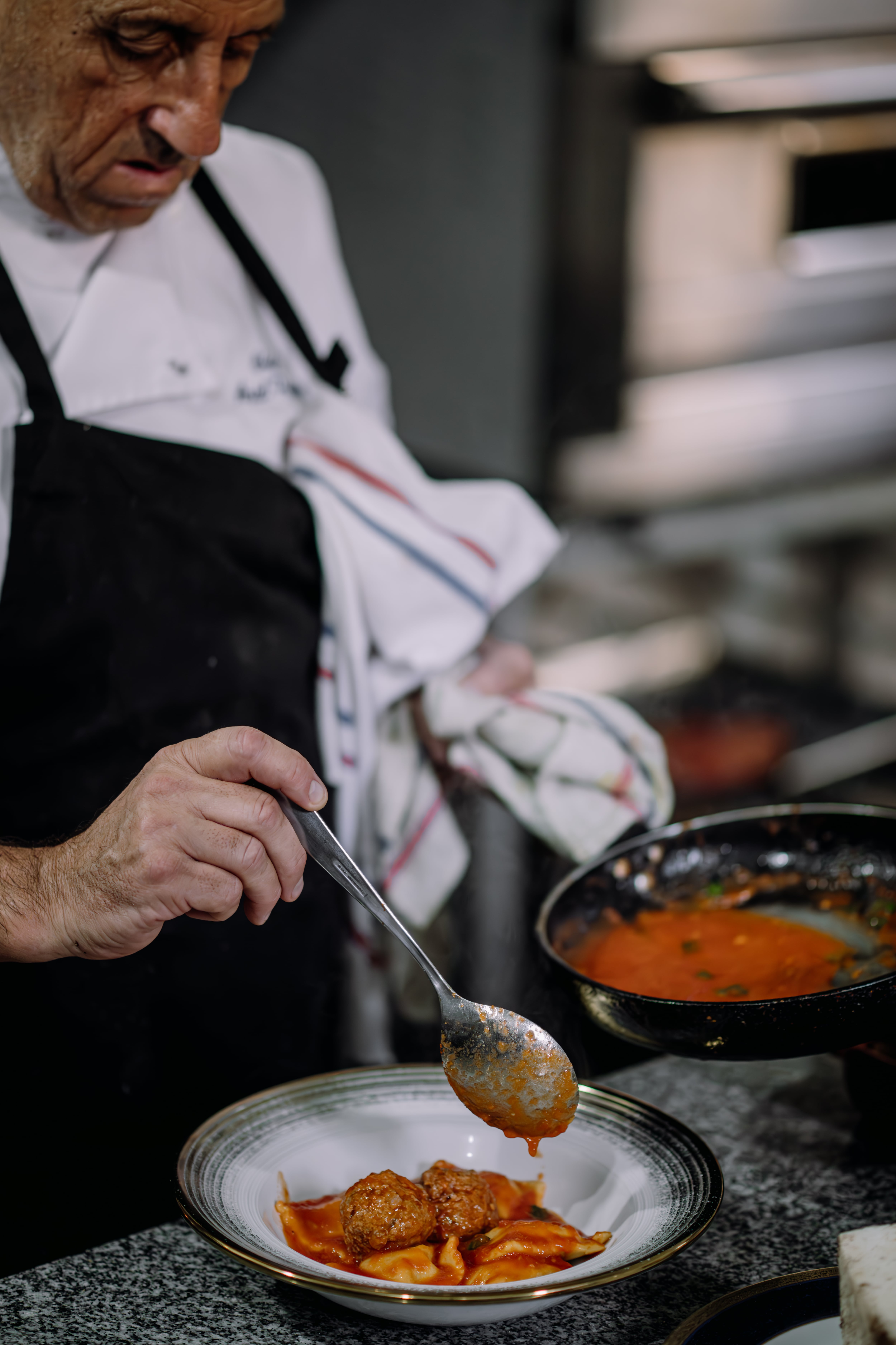Ariel se guía por la inspiración del momento, la estacionalidad de los productos y las recetas que preparaba su madre