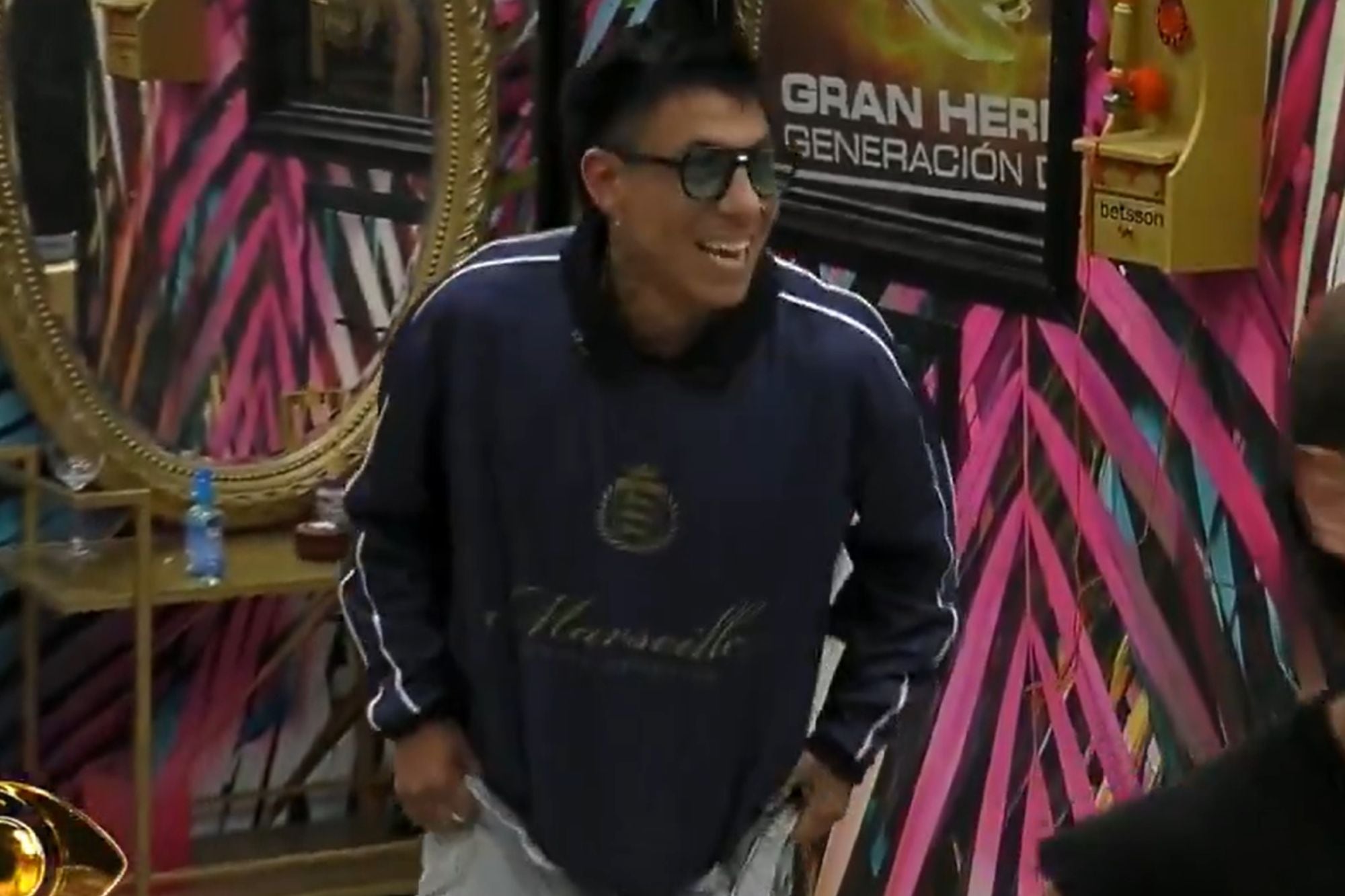 Brian recién se subió el pantalón después de colgar el teléfono dorado