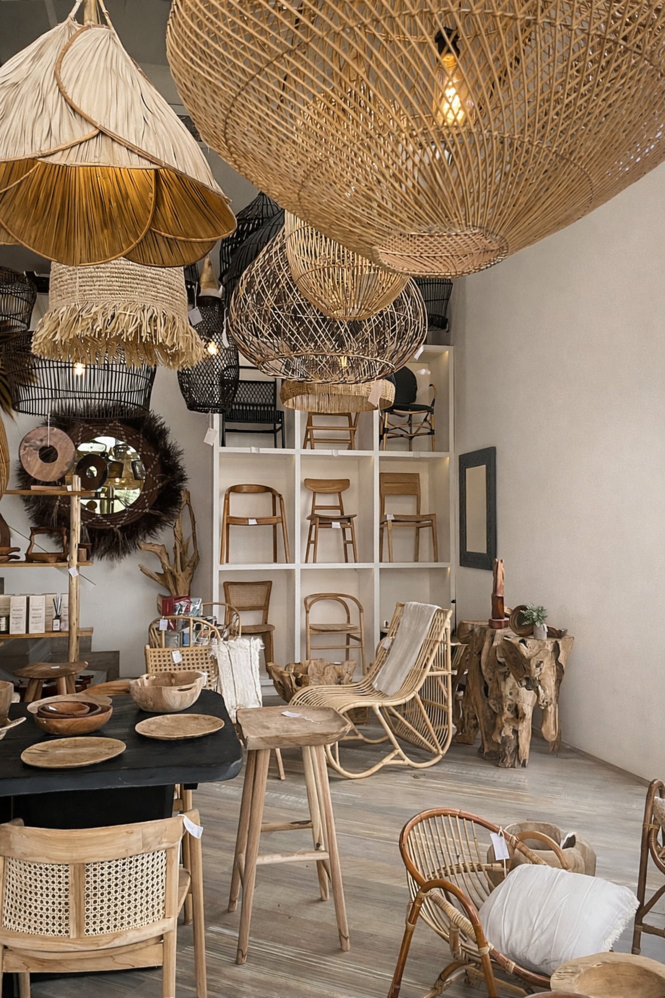 Las piezas siguen un proceso artesanal que combina la herencia cultural con un diseño adaptado a las tendencias actuales.