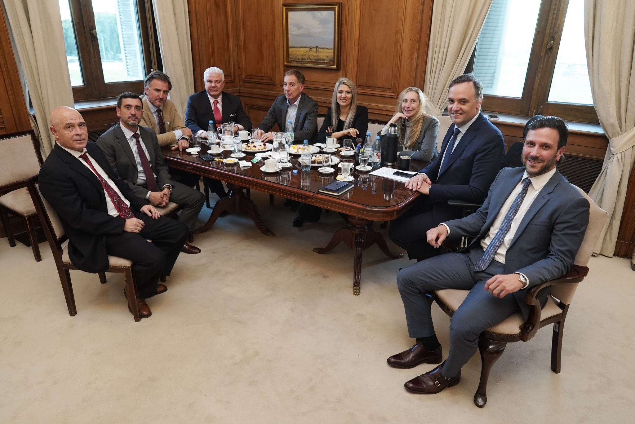 Adorni junto a Karina Milei y senadores del bloque de LLA, pero sin Bullrich
