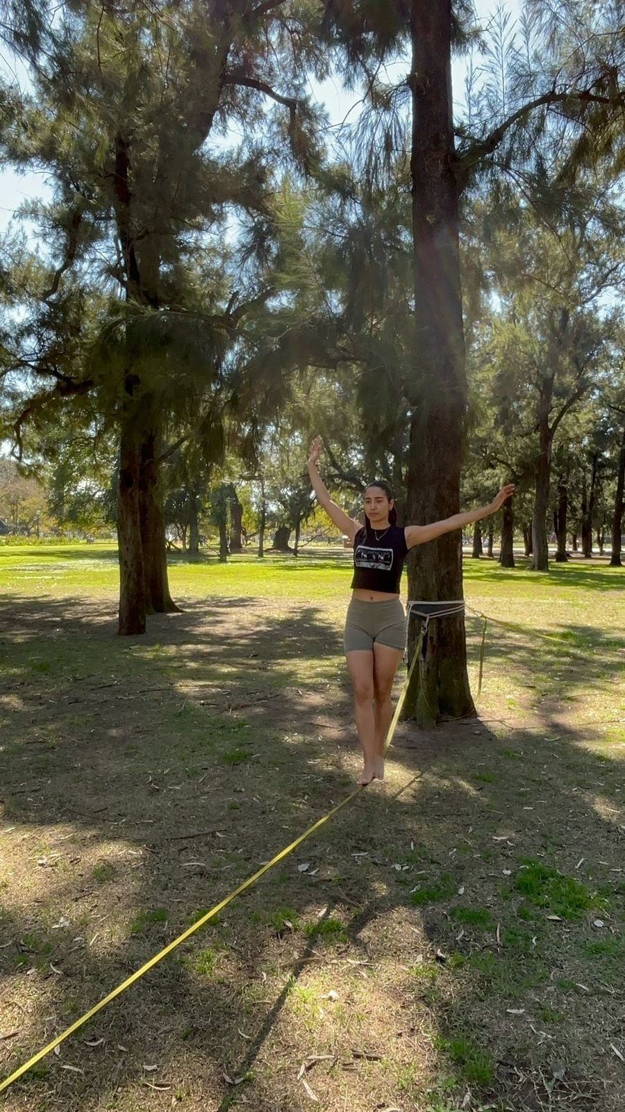 El slackline involucra el cuerpo en su totalidad, y volver a subirse a la cinta después de cada caída es el gran desafío