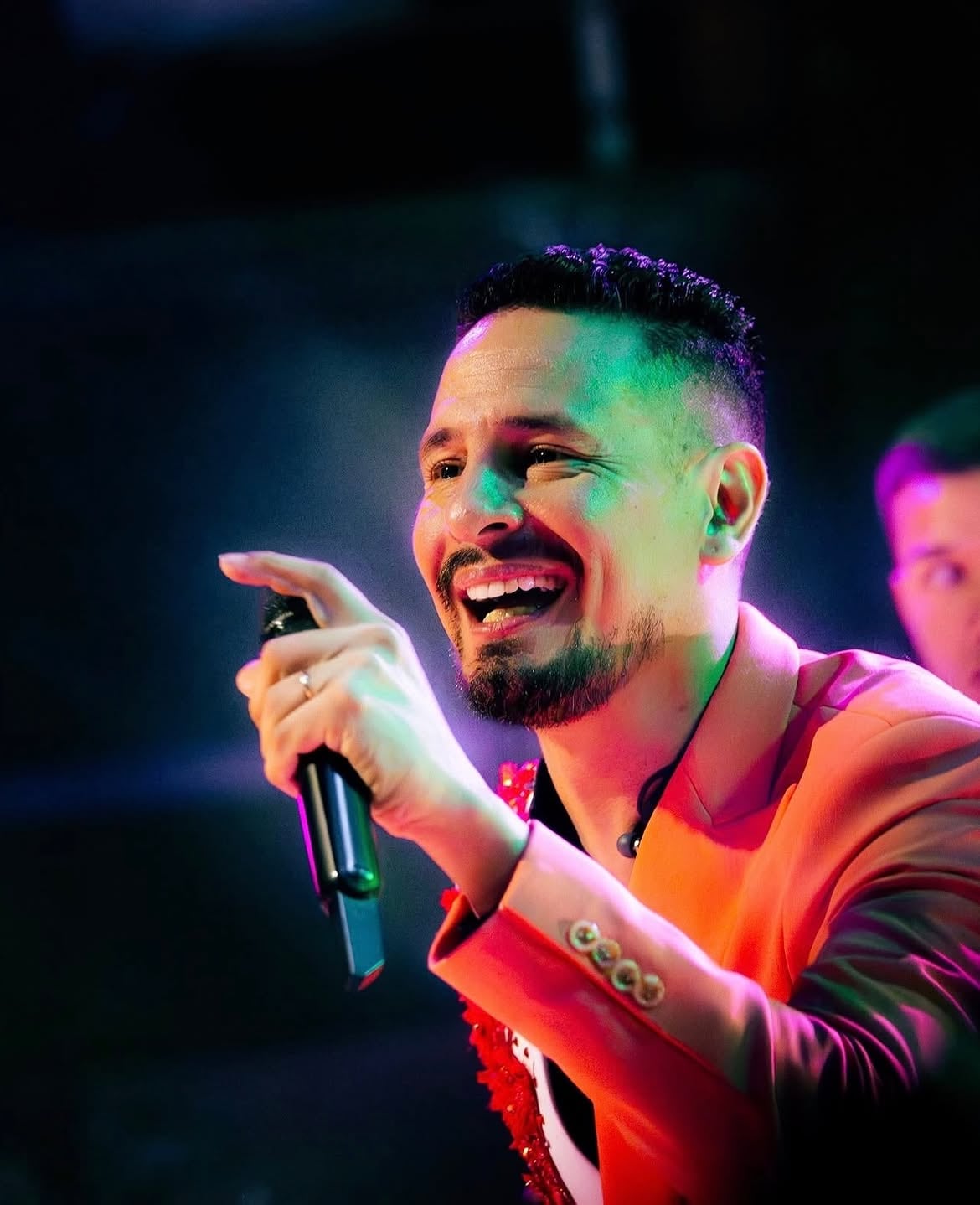 Juan Manuel Toloza, padre de la niña, integra la banda que acompaña al artista en sus presentaciones (Foto: Instagram @rodrigo_tapari_oficial)