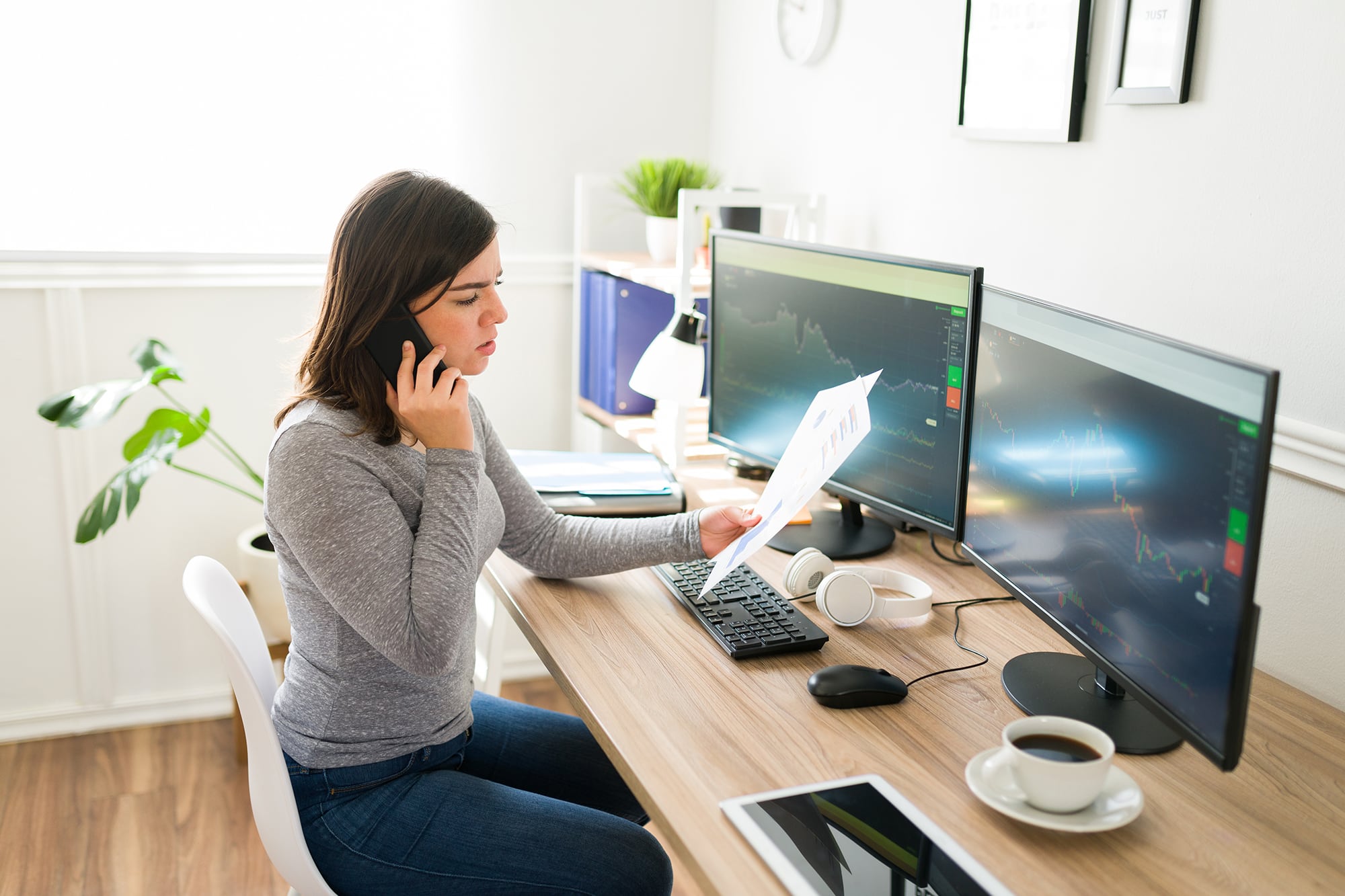 Empleados y directivos pegan texto sensible (contratos, planillas salariales, código propietario, datos confidenciales de la empresa, estrategias de marketing) en chats públicos o cuentas gratuitas