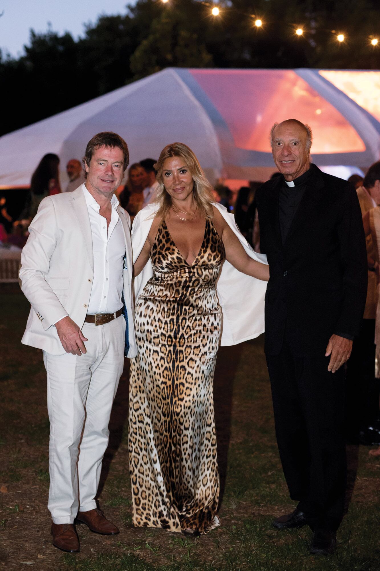 El padre
Carlos Barreiro, gran amigo
de los Blaquier y oficiante de
muchos matrimonios de la
familia, se unió a los festejos
junto a Pablo Philips, marido
de Juana Hoeffner, y Gabriela
Giubbonari, novia de Guiseppe
Vianini.