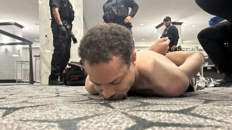 Trump compartió esta foto que aparentemente muestra al sospechoso sin camisa en el suelo del hotel Washington Hilton.