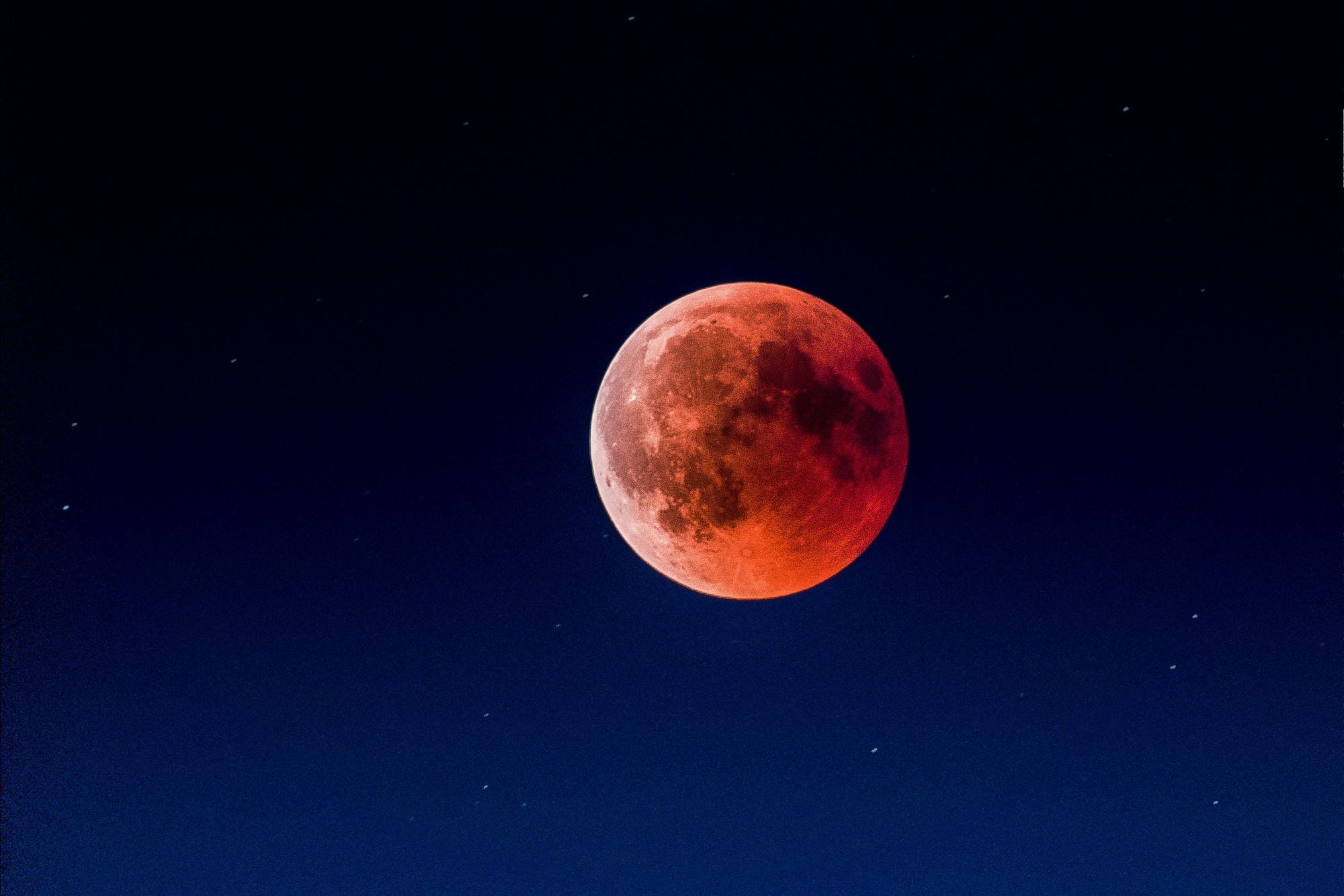 Tras la Luna de Nieve: la fecha del eclipse total que teñirá el cielo de rojo antes del amanecer